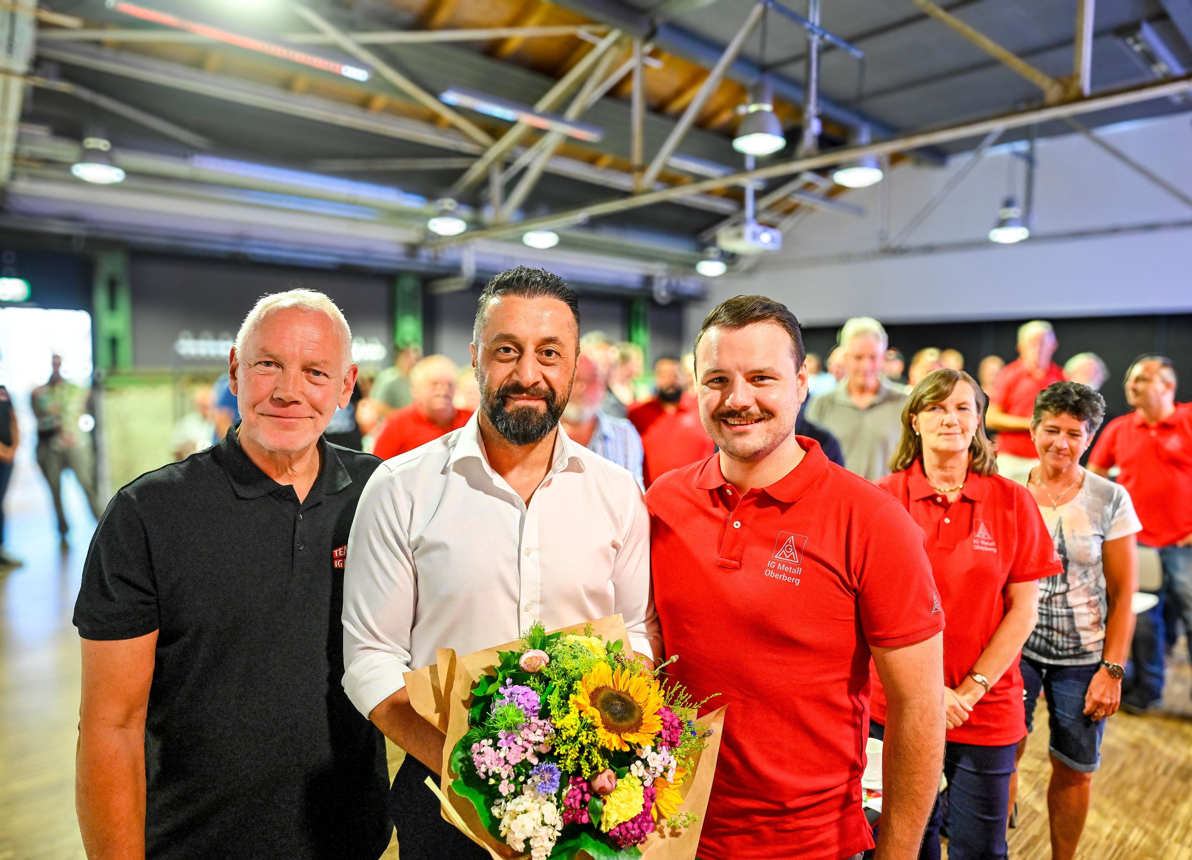 Der künftige 1. Bevollmächtigte der IG Metall Gummersbach, Haydar Tokmak (M.), mit dem demnächst ausscheidenden Werner Kusel (l.) und dem ehrenamtlich tätigen 2. Bevollmächtigten Alexander Scharpel.