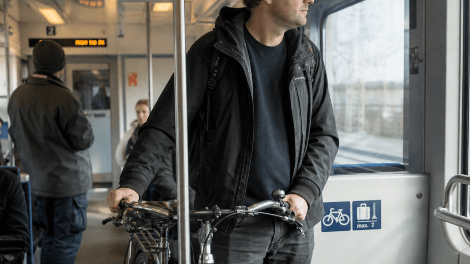Ein Mann der mit seinem Fahrrad in der Bahn fährt.