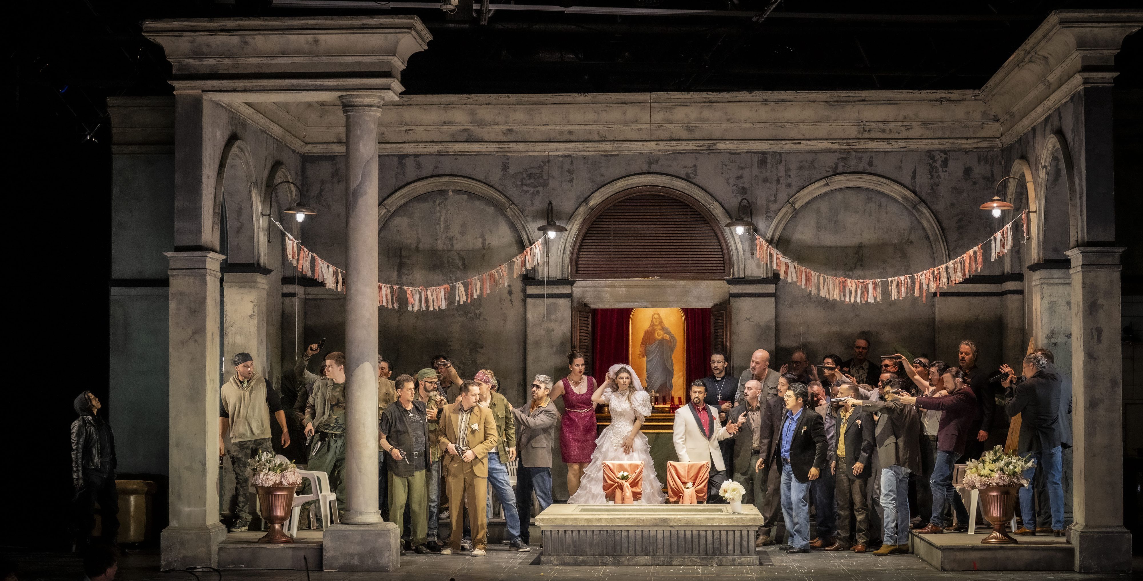 Das Ensemble der Tancredi-Aufführung der Oper Köln steht auf der Bühne.