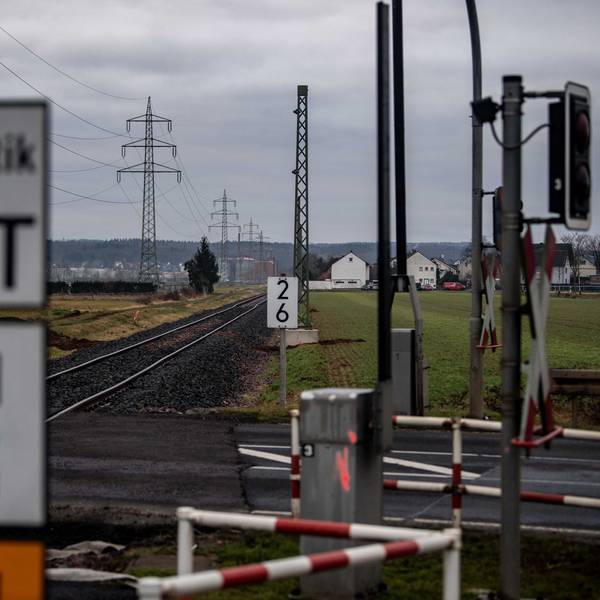 Ein Bahnübergang an der Bahnstrecke zwischen Euskirchen und Bad Münstereifel.