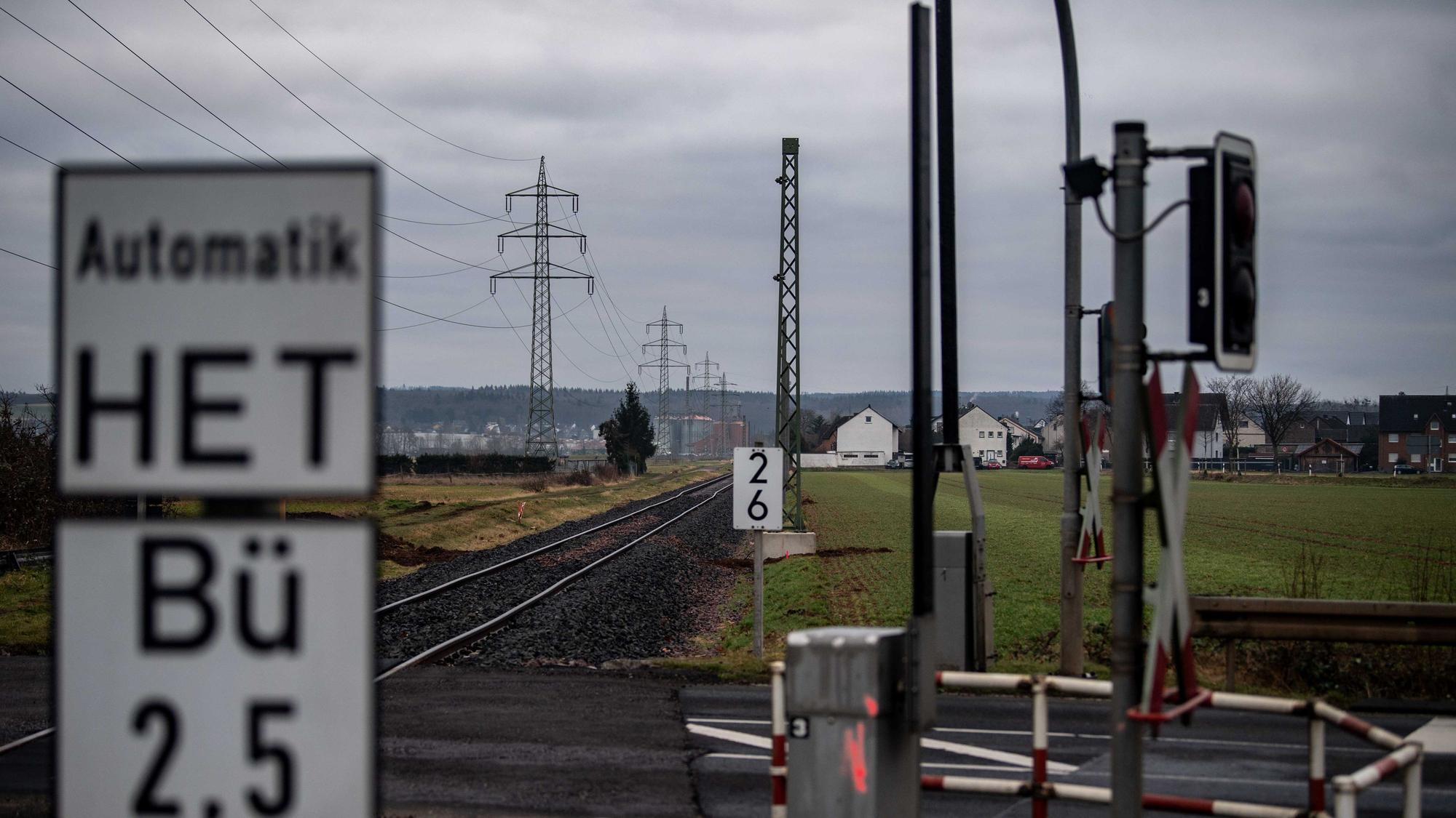 Ein Bahnübergang an der Bahnstrecke zwischen Euskirchen und Bad Münstereifel.