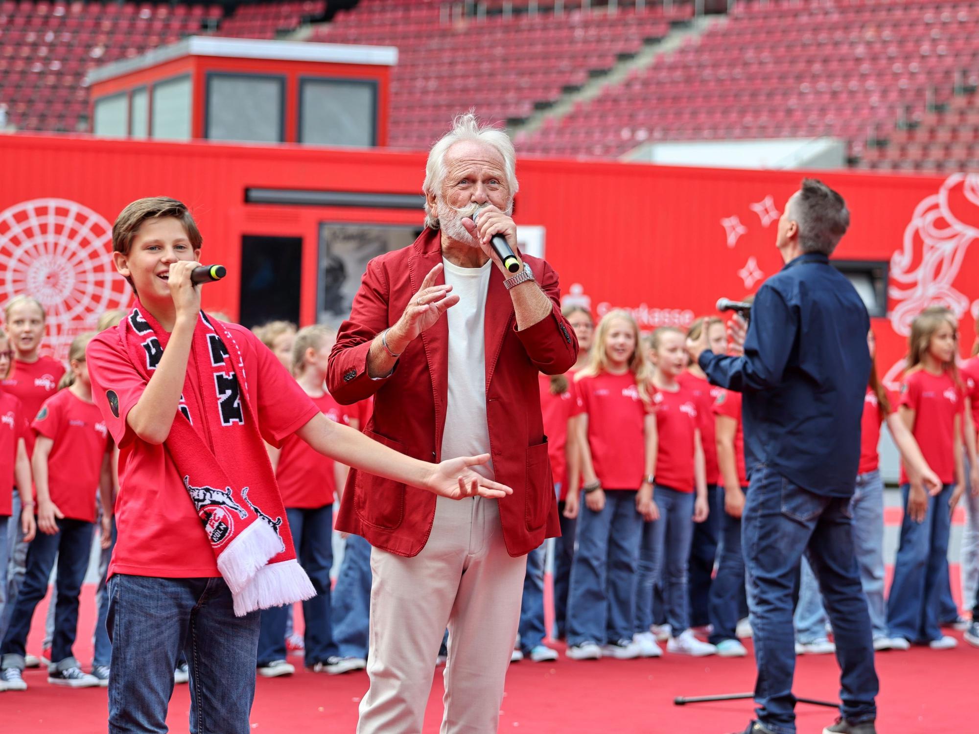 Henning Krautmacher singt mit den Lucky Kids.