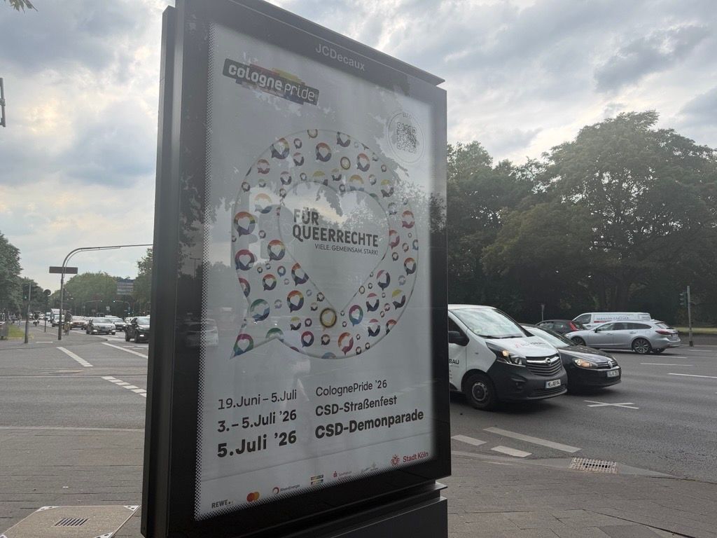 Auf dem CSD-Plakat wurde ein Patzer entdeckt, er sorgte für witzige Reaktionen im Netz. Hier ist das Plakat auf der Inneren Kanalstraße zu sehen.