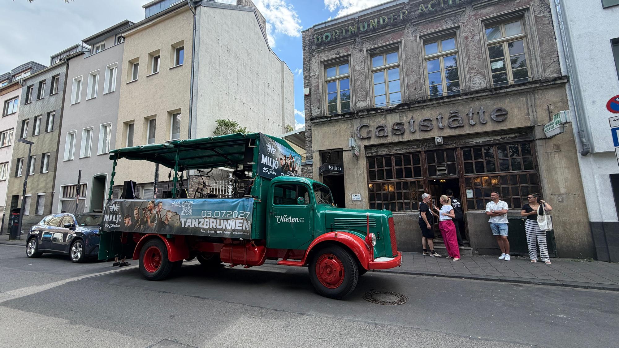 Auch vorm „Lommi“ in Deutz machte die band mit dem Musikwagen Halt.