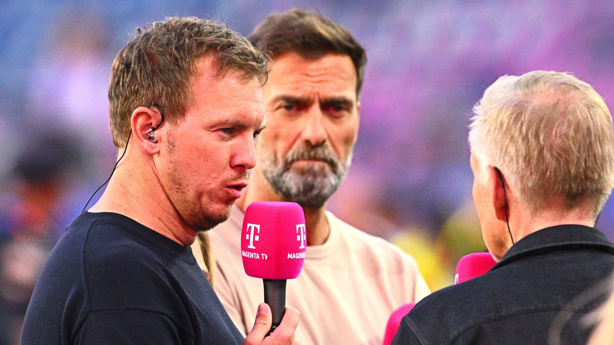 Ex-Bundestrainer Julian Nagelsmann (l.) und Jürgen Klopp während der WM bei einem TV-Interview.