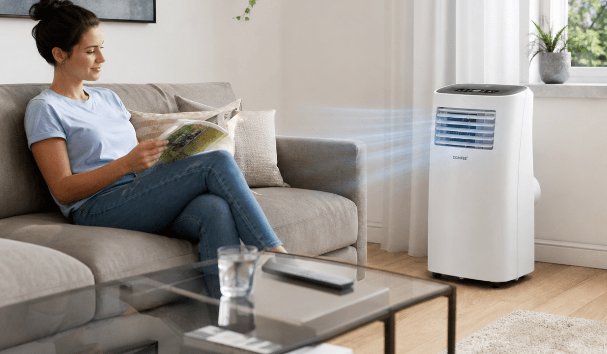 Eine Frau die durch ihre mobile Klimaanlage entspannt auf dem Sofa lesen kann.