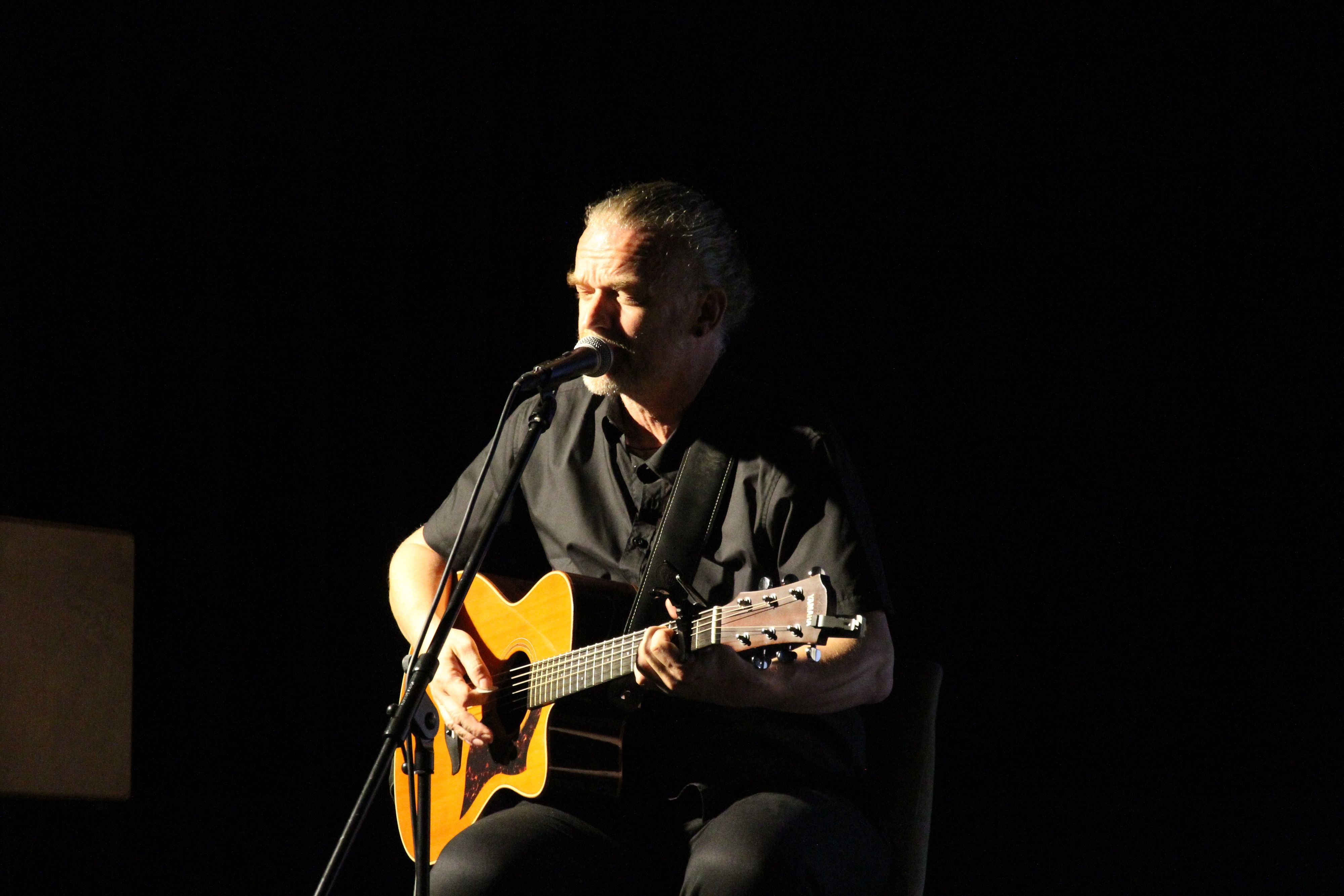 Joe Bennick steuerte an der Gitarre wehmütige Songs bei.
