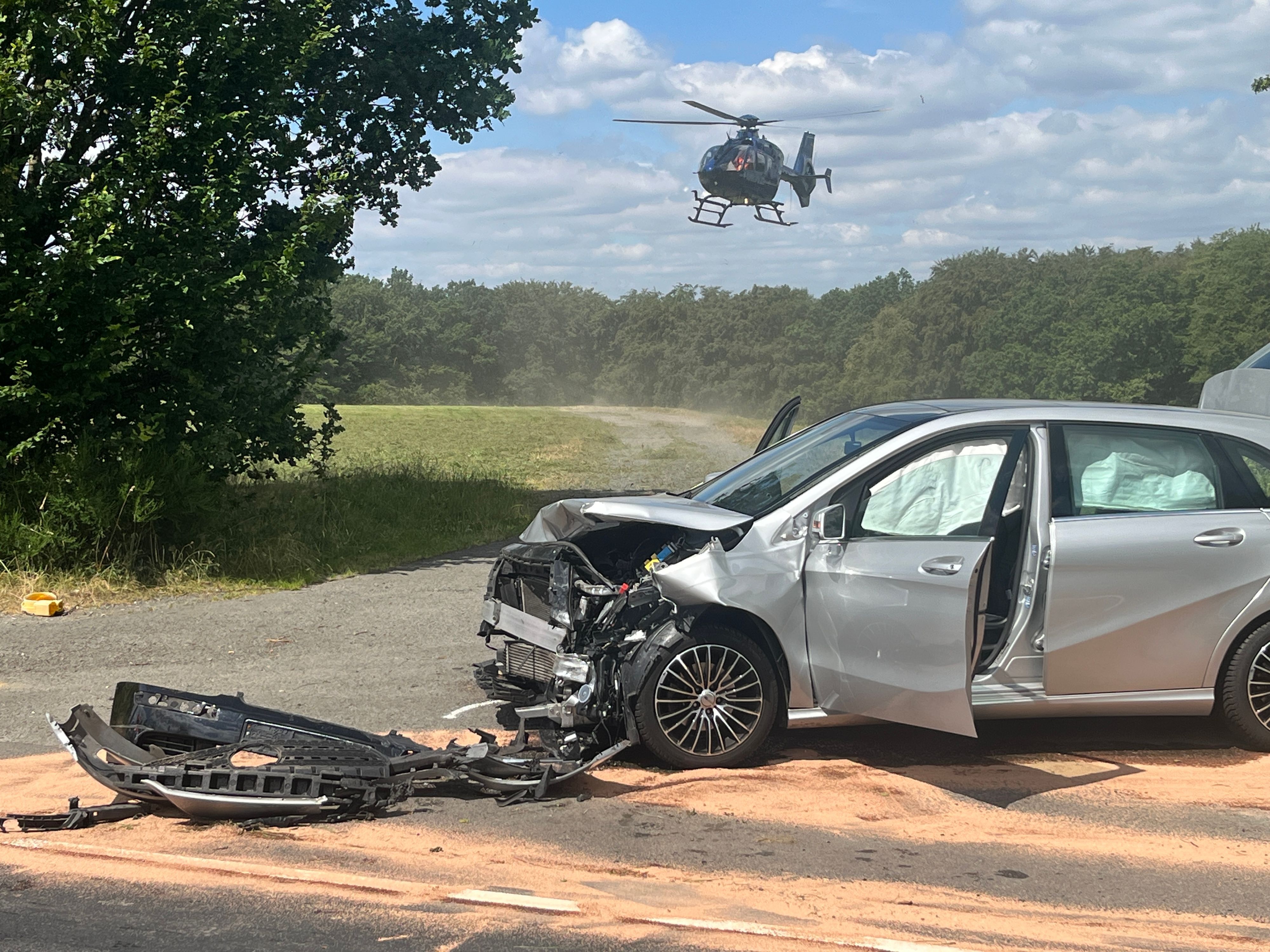 Ein Rettungshubschrauber landete auf einem Feld neben der Unfallstelle.
