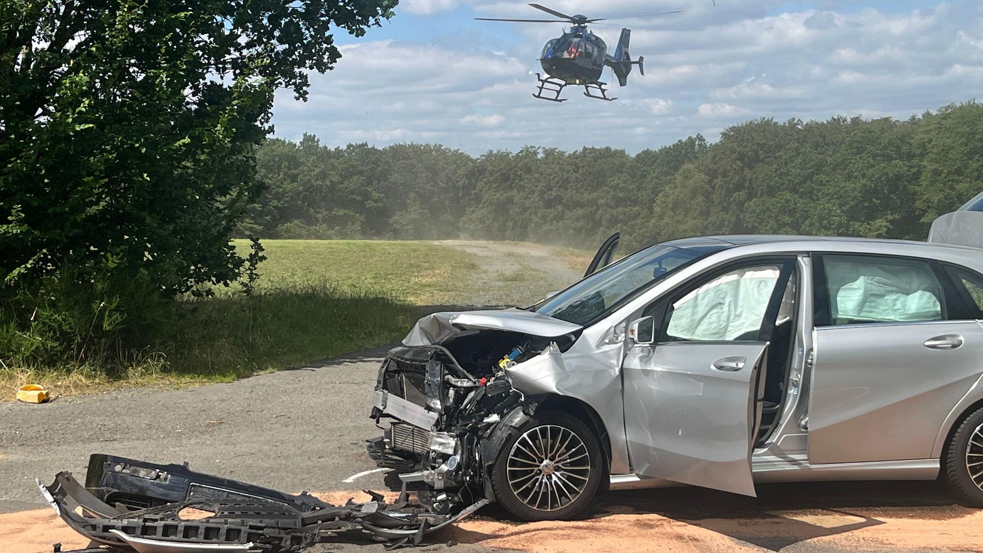 Ein Rettungshubschrauber landete auf einem Feld neben der Unfallstelle.