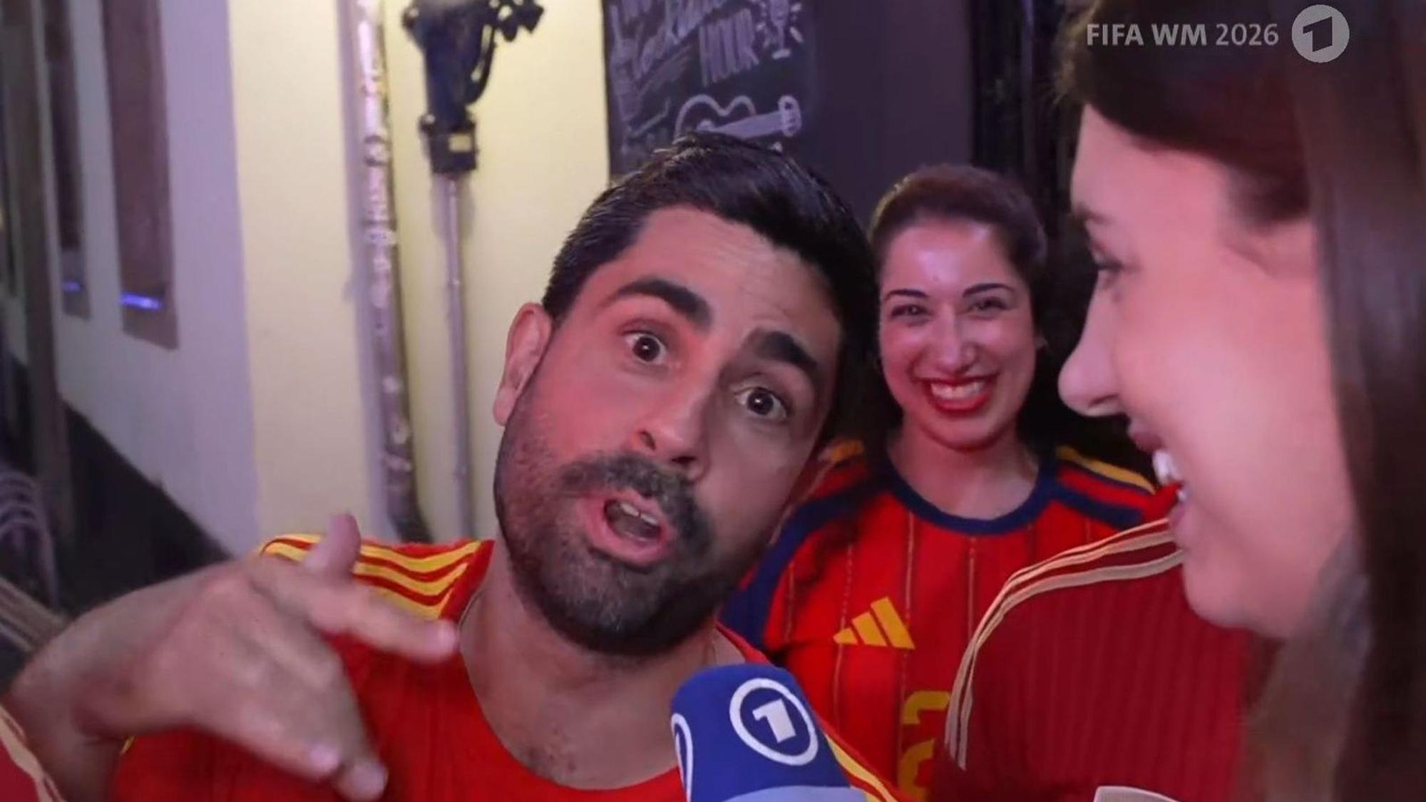 Ein Spanien-Fan drängt sich bei der ARD-Schalte in Köln in den Vordergrund. (Bild: ARD)