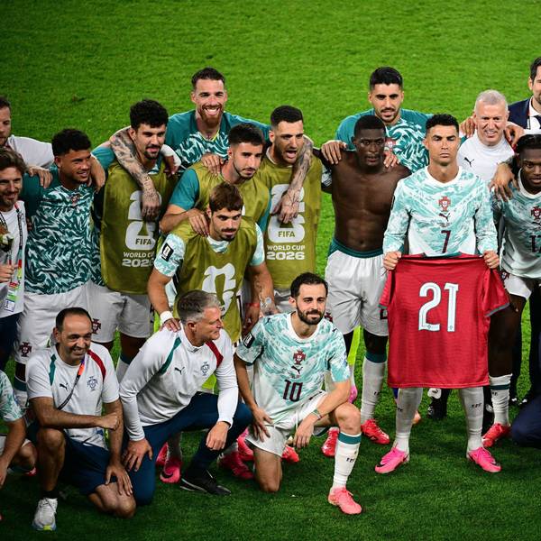 Der Portugiese Cristiano Ronaldo (M) steht mit seinen Mannschaftskollegen zusammen und hält nach dem Spiel das Trikot von Diogo Jota in Händen.
