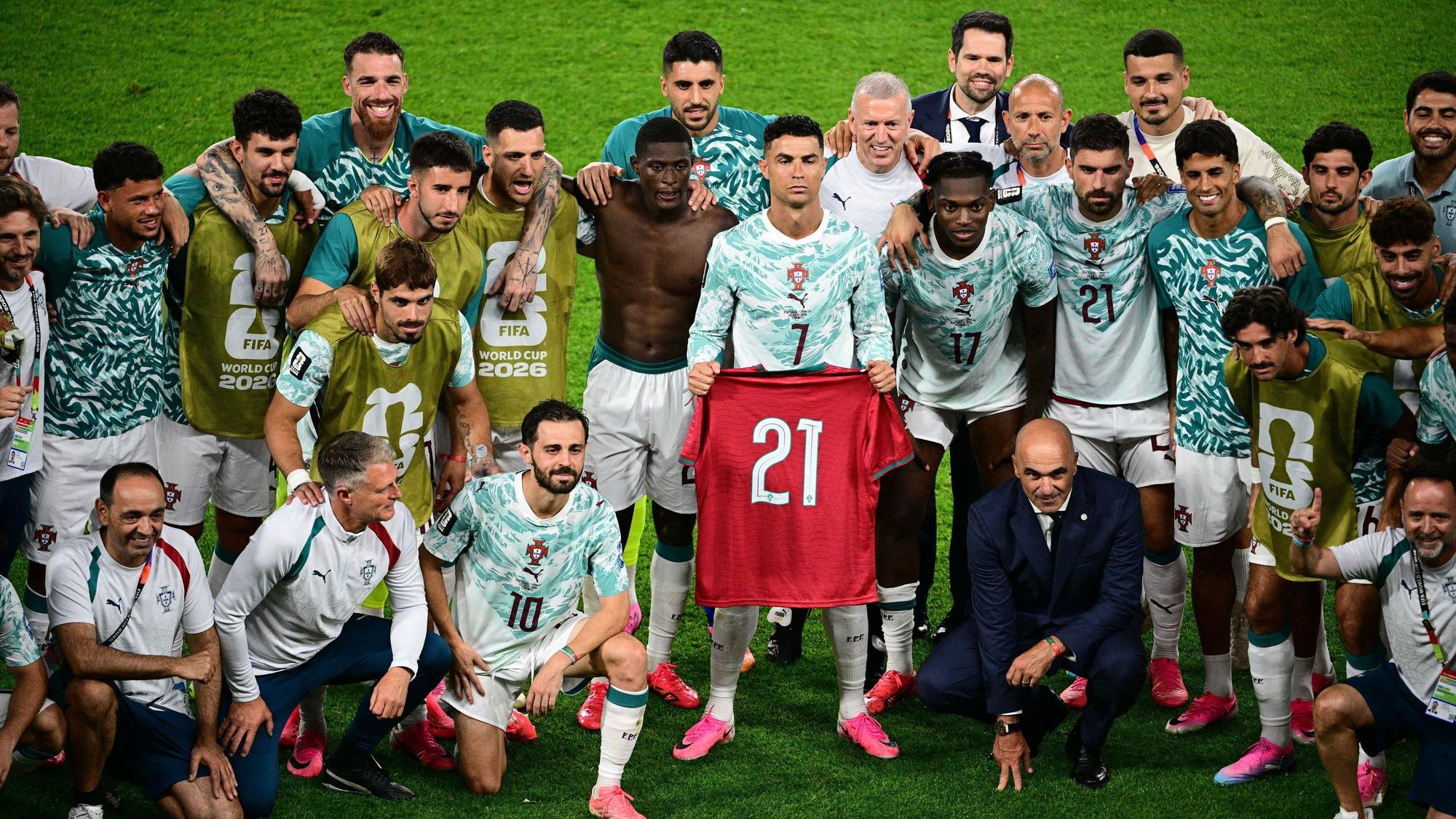 Der Portugiese Cristiano Ronaldo (M) steht mit seinen Mannschaftskollegen zusammen und hält nach dem Spiel das Trikot von Diogo Jota in Händen.