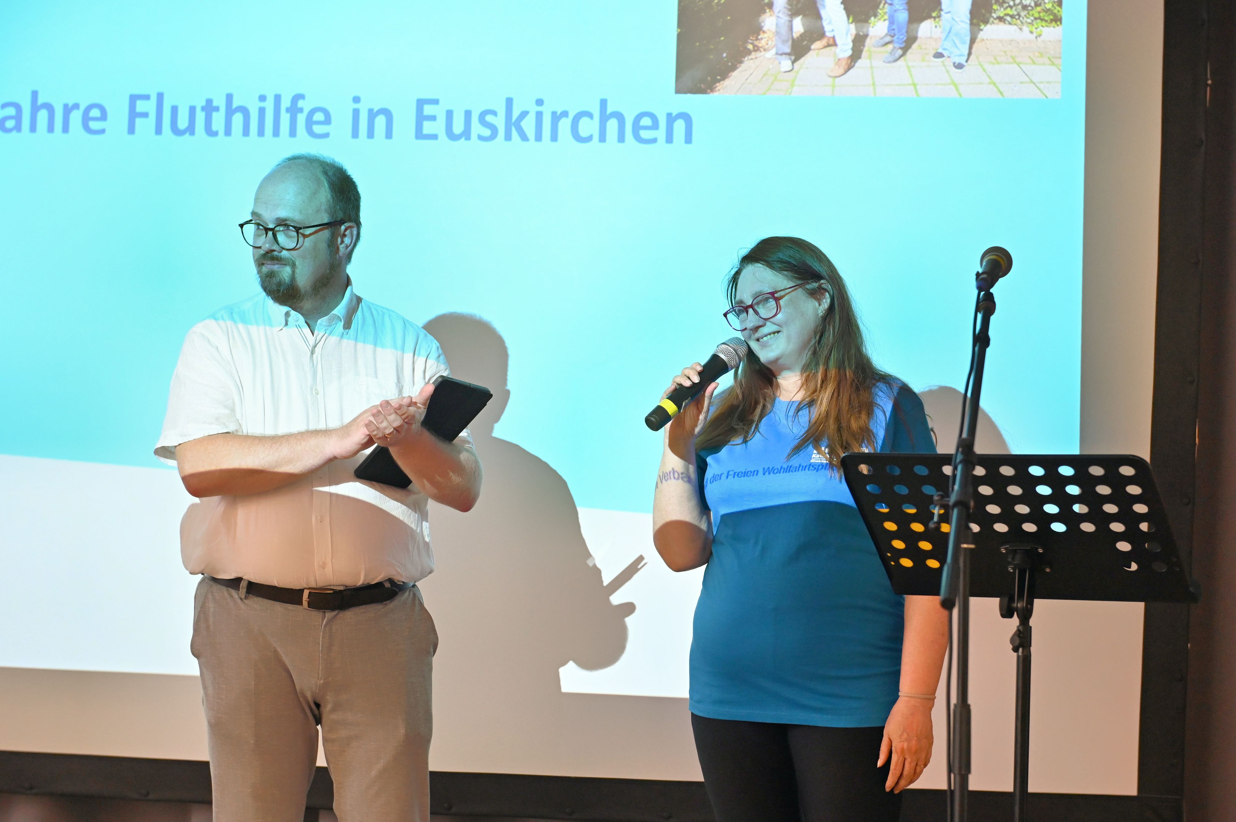 Die beiden Genannten, Dorothee Meidling spricht in ein Mikrofon.