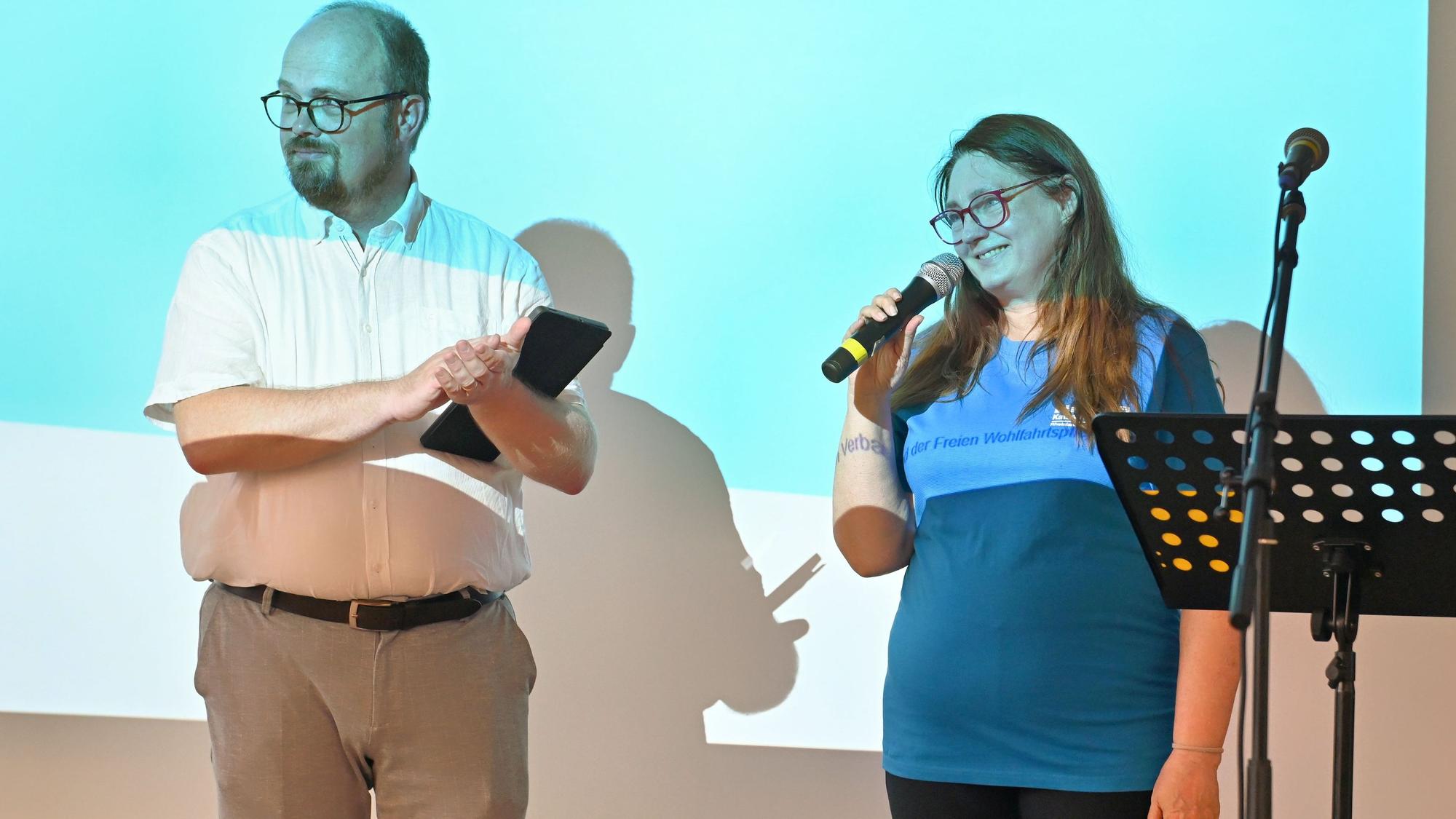 Die beiden Genannten, Dorothee Meidling spricht in ein Mikrofon.