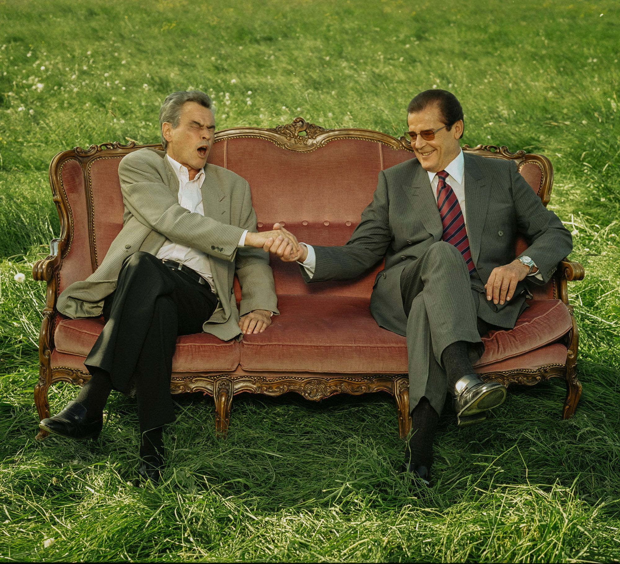Fester Händedruck: die Schauspieler Roger Moore (r.) und Horst Buchholz