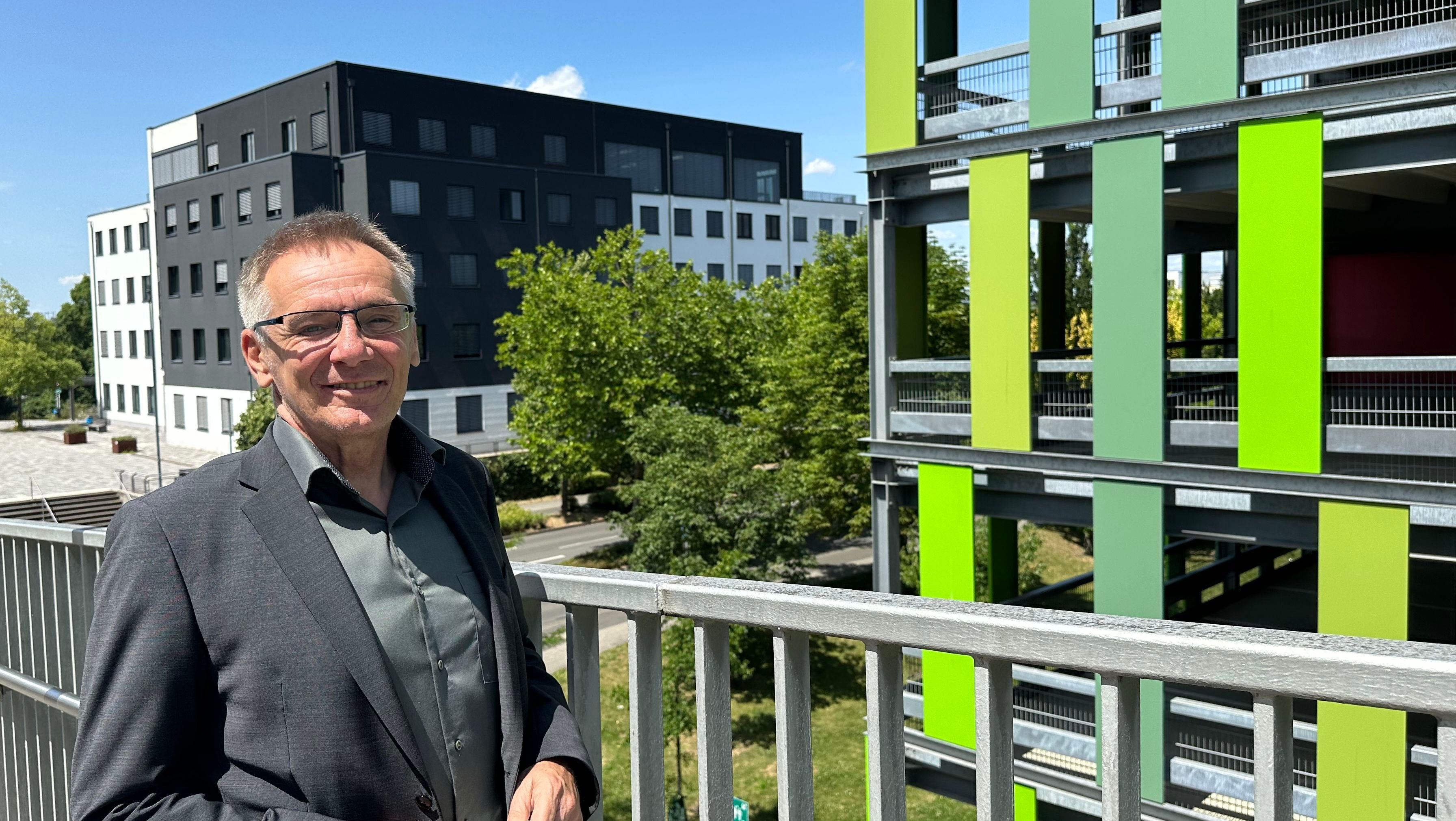 Rainer Gleß auf der Mewasseret-Zion-Brücke in Sankt Augustin zwischen Technischem Rathaus hinten und Huma vorne.