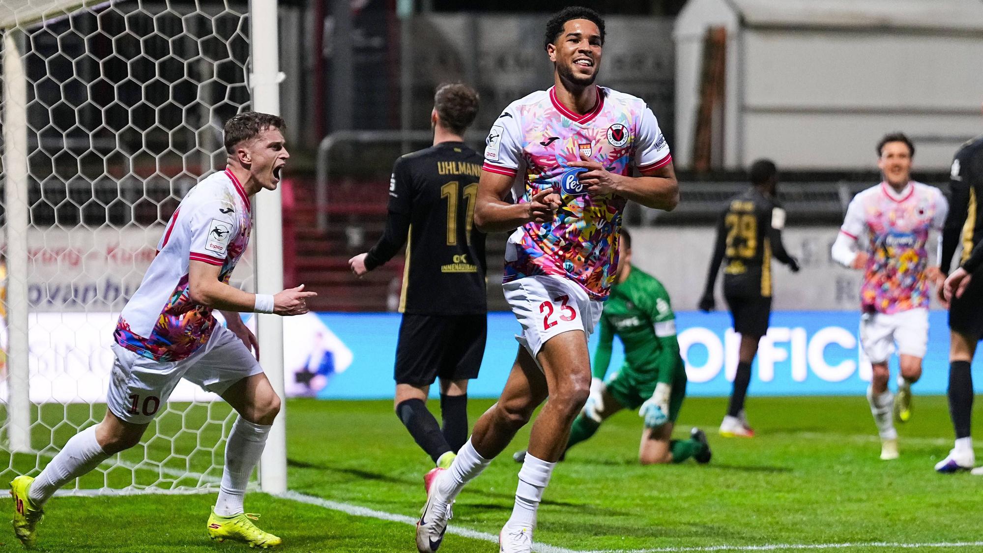 13.02.2026, xydrx, Fußball, 3.Liga, FC Viktoria Köln - FC Erzgebirge Aue, Saison 2025 2026, Sportpark Höhenberg: Torjubel nach dem Tor zum 1:0 für den FC Viktoria Köln durch Torschütze Benjamin Zank FC Viktoria Köln 23 zusammen mit David Otto FC Viktoria Köln 10 DFB regulations prohibit any use of photographs as image sequences and or quasi-video. Photo: xYannisxDreimannxPressefotoKochx Nordrhein-Westfahlen Deutschland *** 13 02 2026, xydrx, Fußball, 3 Liga, FC Viktoria Köln FC Erzgebirge Aue, Saison 2025 2026, Sportpark Höhenberg Torjubel nach dem Tor zum 1 0 für den FC Viktoria Köln durch Torschütze Benjamin Zank FC Viktoria Köln 23 zusammen mit David Otto FC Viktoria Köln 10 DFB regulations prohibit any use of photographs as image sequences and or quasi video Photo xYannisxDreimannxPressefotoKochx Nordrhein Westfahlen Germany