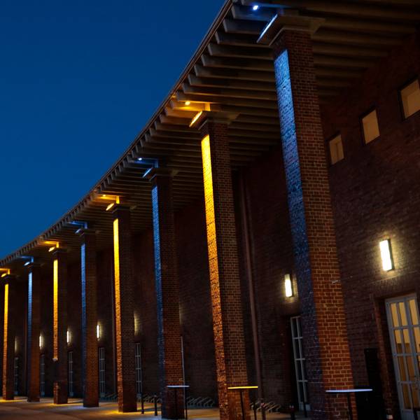 Das Staatenhaus mit beleuchteten Säulen in der Nacht