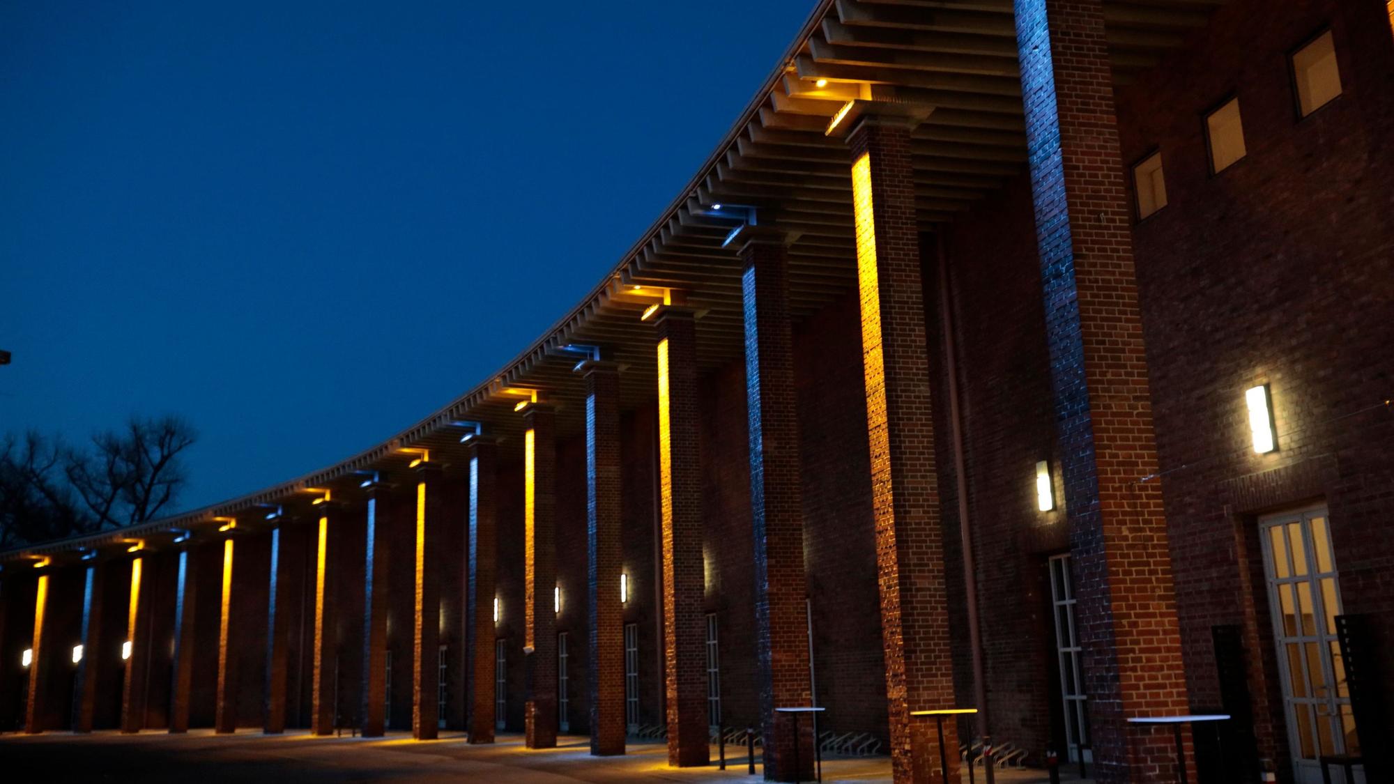 Das Staatenhaus mit beleuchteten Säulen in der Nacht