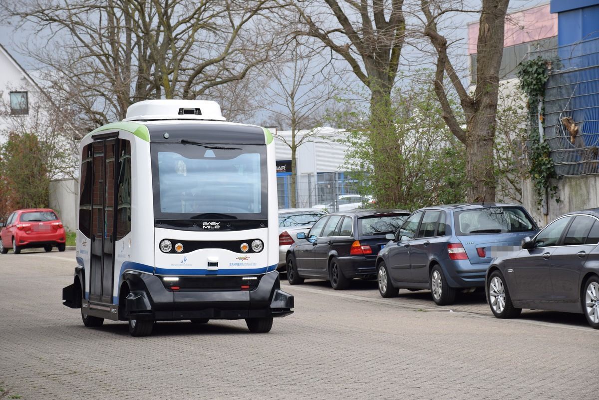 Zu sehen ist ein autonom fahrender Kleinbus in Monheim am Rhein.
