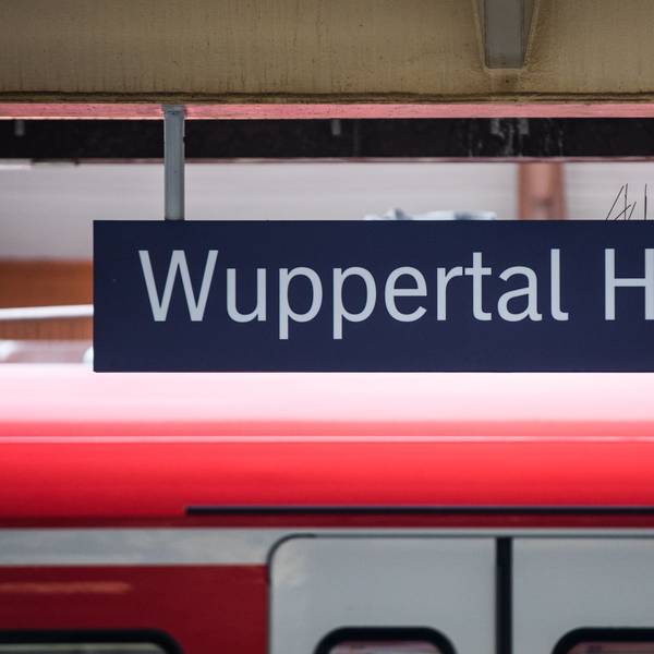 Ein Schild mit der Aufschrift "Wuppertal Hbf". (Archivbild)