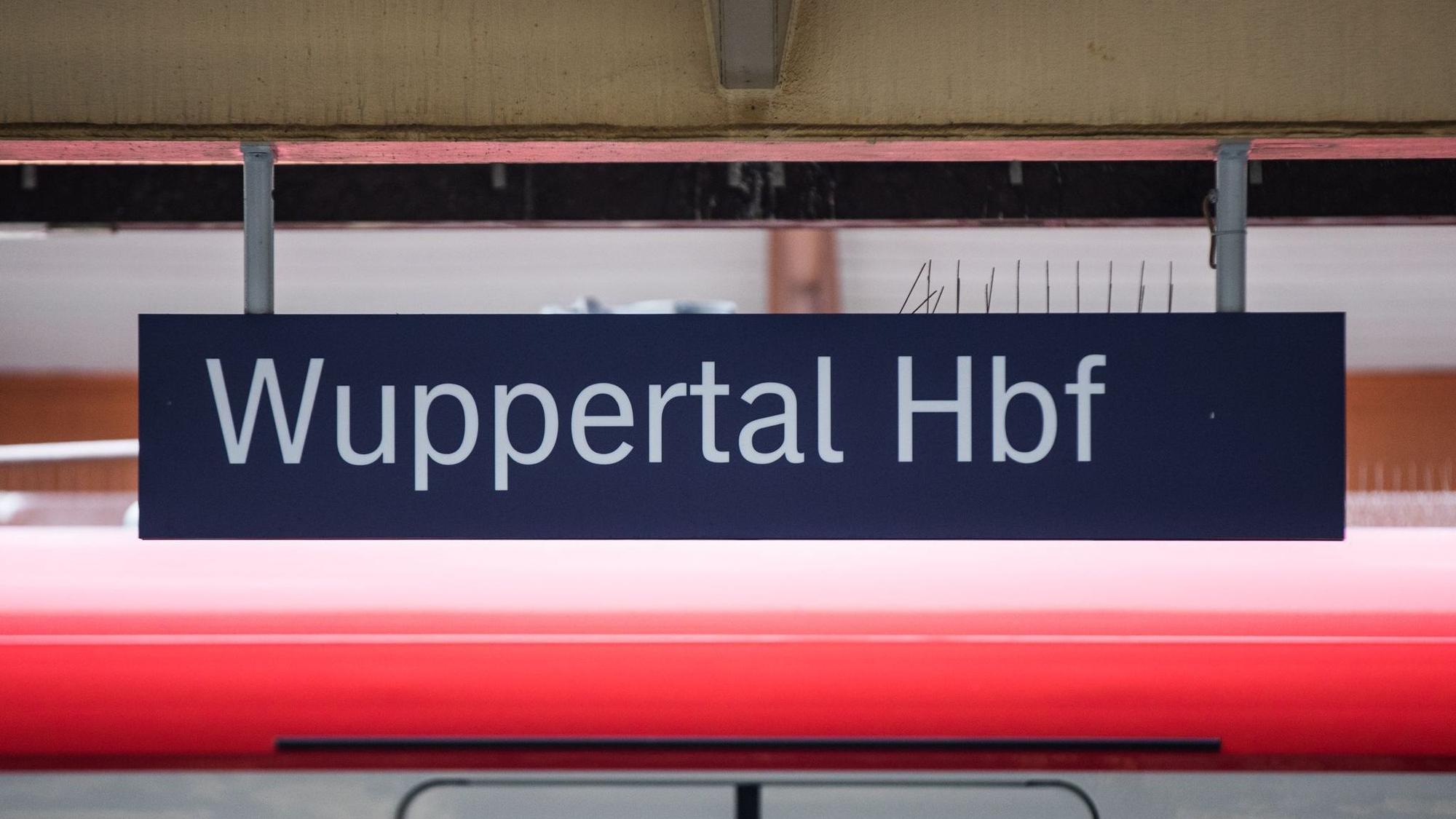 Ein Schild mit der Aufschrift "Wuppertal Hbf". (Archivbild)