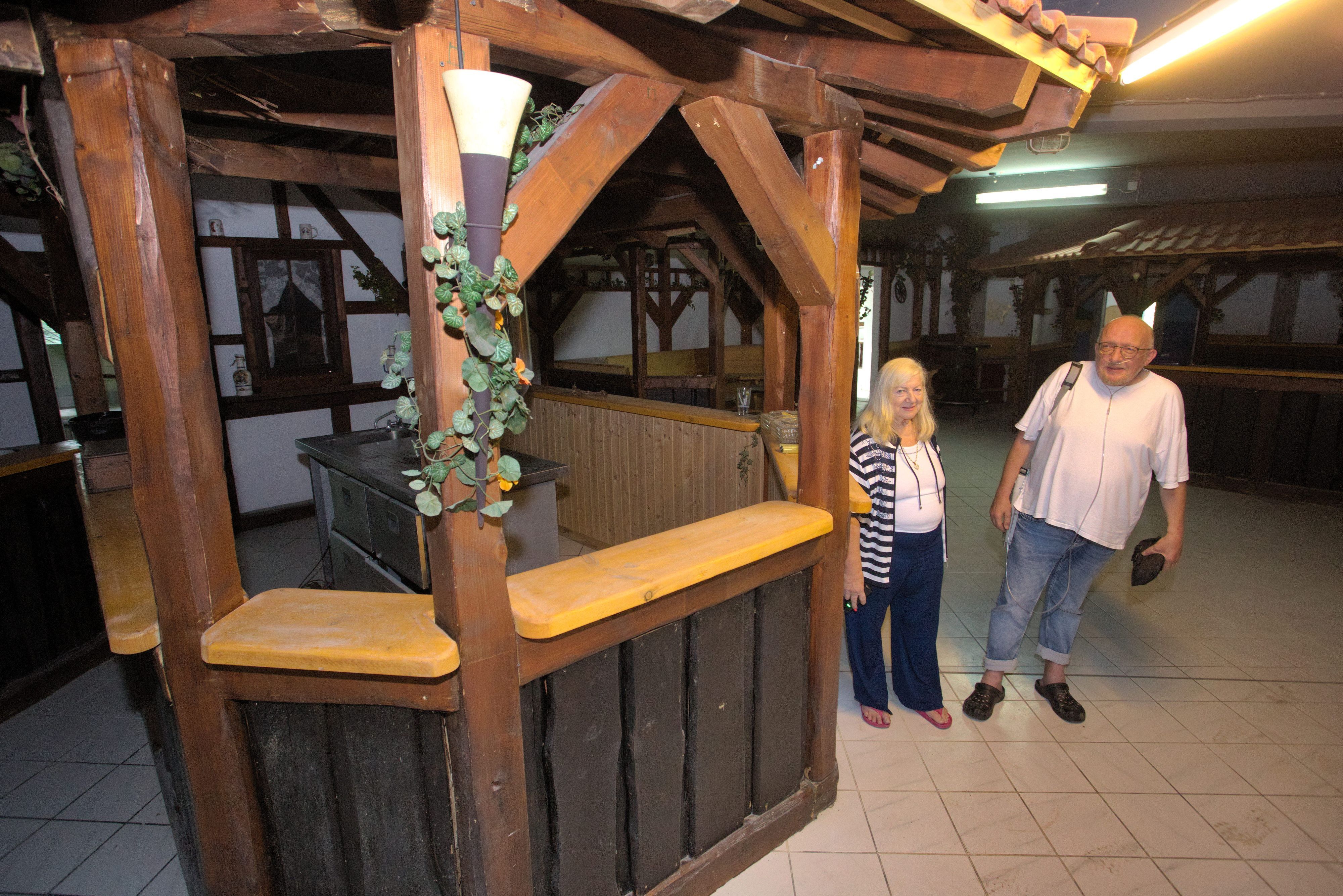 Reise in die rauschende Vergangenheit: Der Waldbrölerin Margit Lichtinghagen gehörte einst die größte und beliebste Diskothek weit und breit. Als diese Flash hieß, war Markus Disselkamp (rechts) dort – unter anderem – als Türsteher beschäftigt. Jetzt soll die Großimmobilie verkauft werden. Die beiden stehen im „Tanzlokal“ für ältere Gäste.