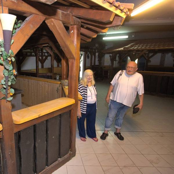 Reise in die rauschende Vergangenheit: Der Waldbrölerin Margit Lichtinghagen gehörte einst die größte und beliebste Diskothek weit und breit. Als diese Flash hieß, war Markus Disselkamp (rechts) dort – unter anderem – als Türsteher beschäftigt. Jetzt soll die Großimmobilie verkauft werden. Die beiden stehen im „Tanzlokal“ für ältere Gäste.