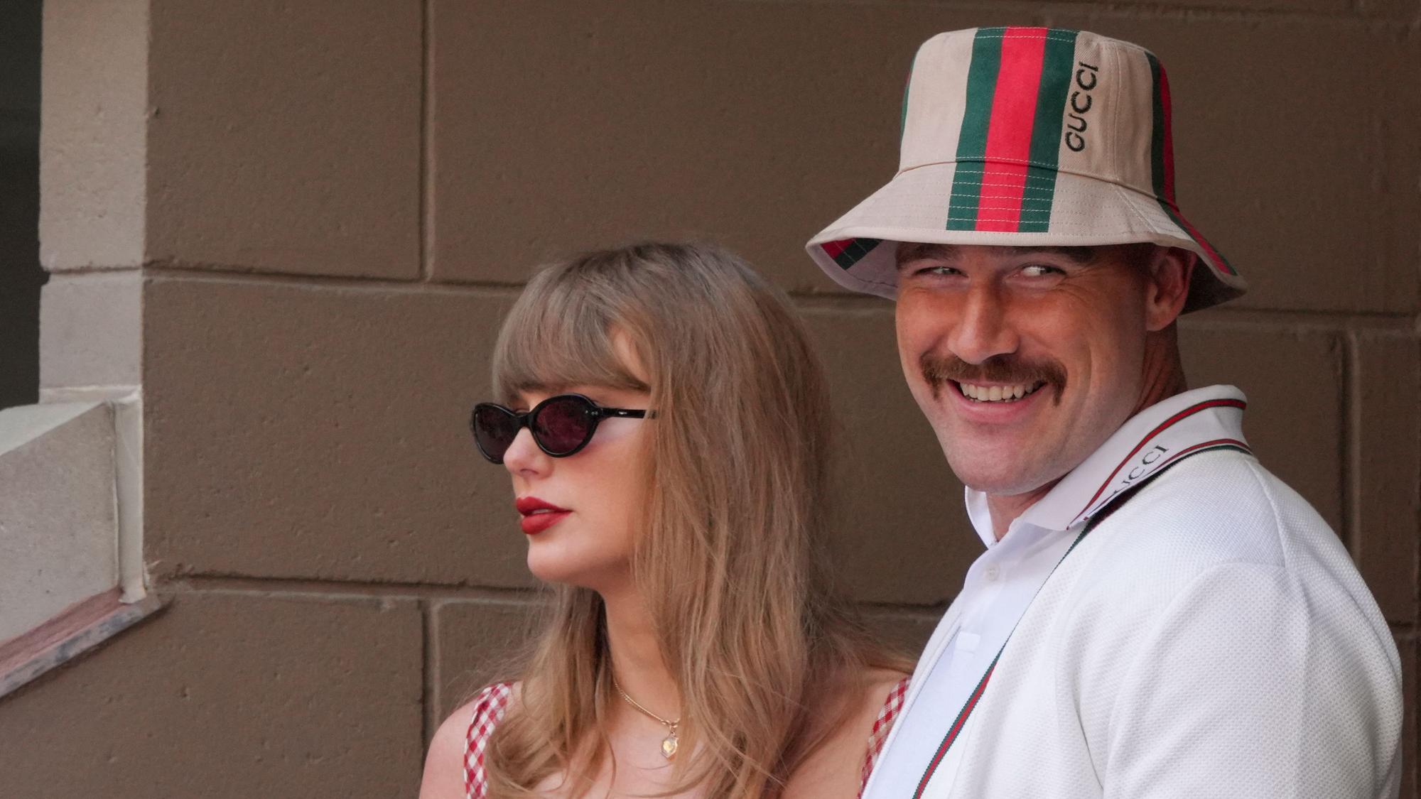 Taylor Swift (l.) und der Footballer Travis Kelce.