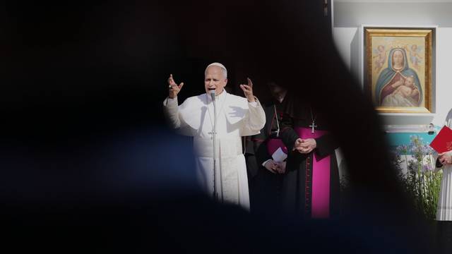 Papst Leo XIV. hält vor dem Dom von Pavia eine Rede.