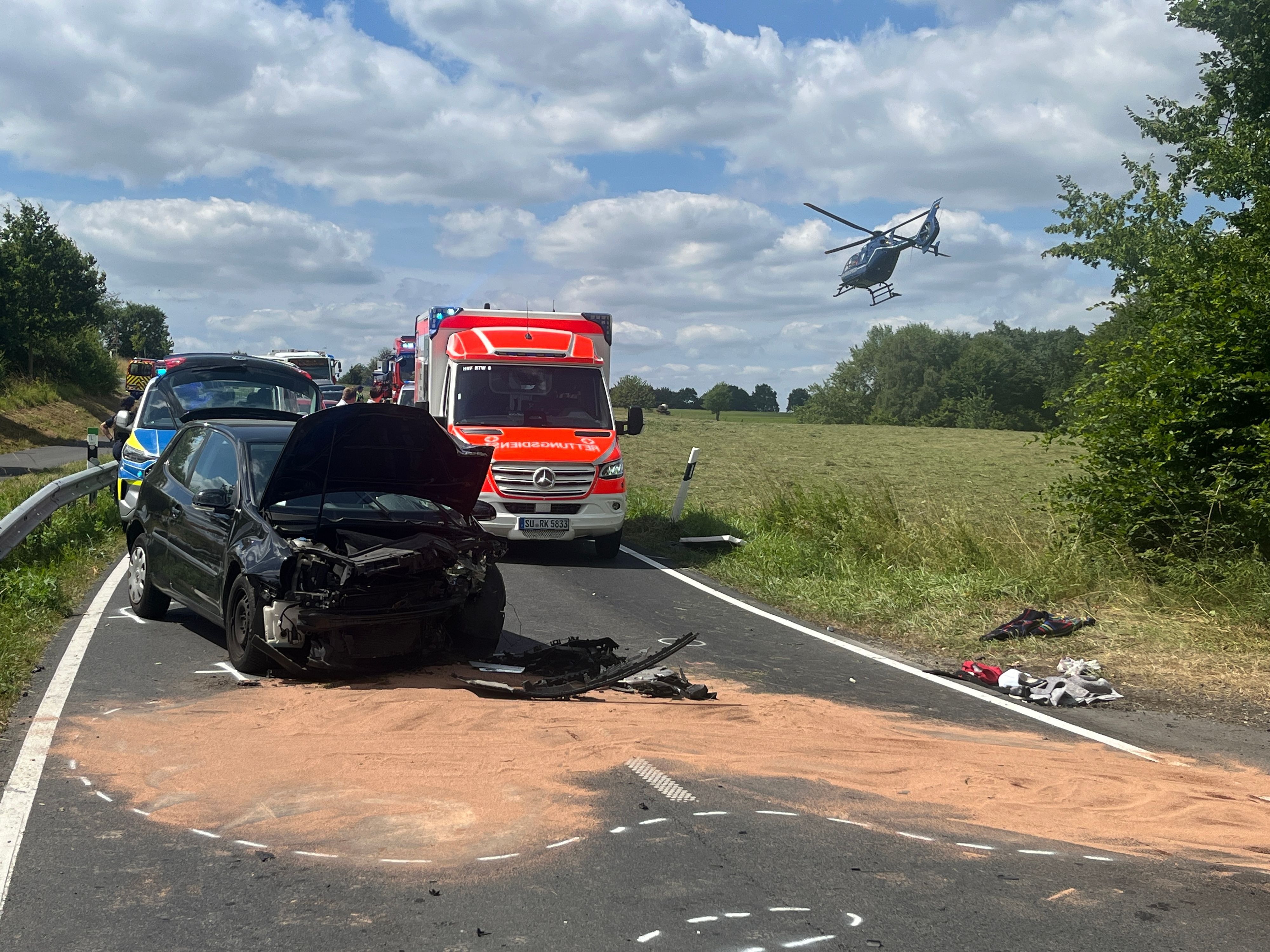 Bei einem Unfall auf der L 352 ist eine 78 Jahre alte Autofahrerin schwer verletzt worden, sie wurde mit einem Rettungshubschrauber ins Krankenhaus geflogen.