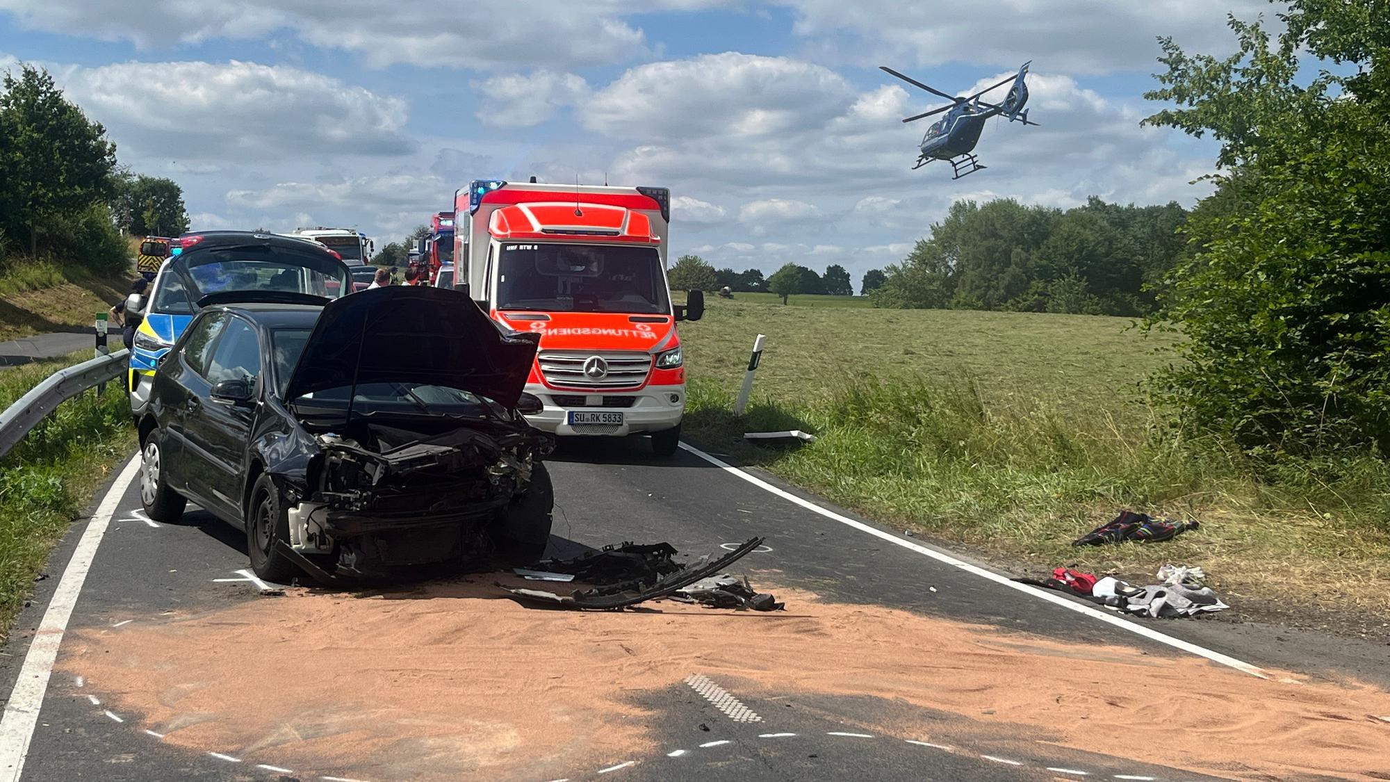 Bei einem Unfall auf der L 352 ist eine 78 Jahre alte Autofahrerin schwer verletzt worden, sie wurde mit einem Rettungshubschrauber ins Krankenhaus geflogen.