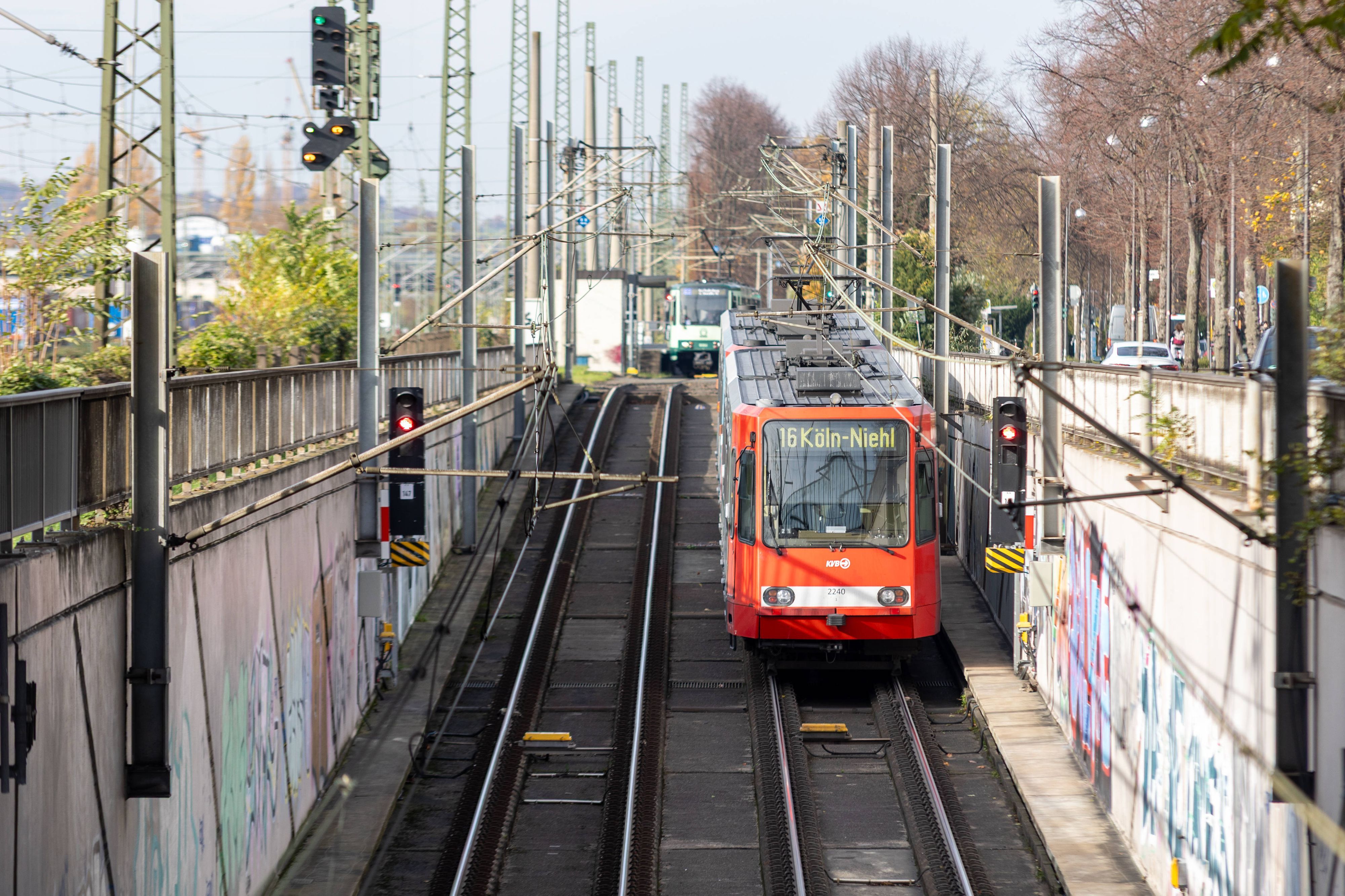 Eine Bahn der Linie U16 nach Köln-Niehl fährt aus dem U-Bahn-Tunnel am Bonner Hauptbahnhof an die Oberfläche.