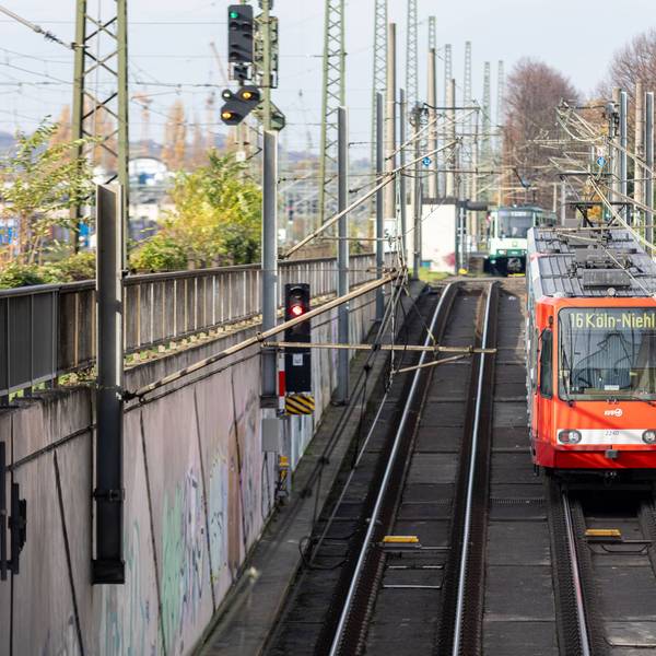 Eine Bahn der Linie U16 nach Köln-Niehl fährt aus dem U-Bahn-Tunnel am Bonner Hauptbahnhof an die Oberfläche.