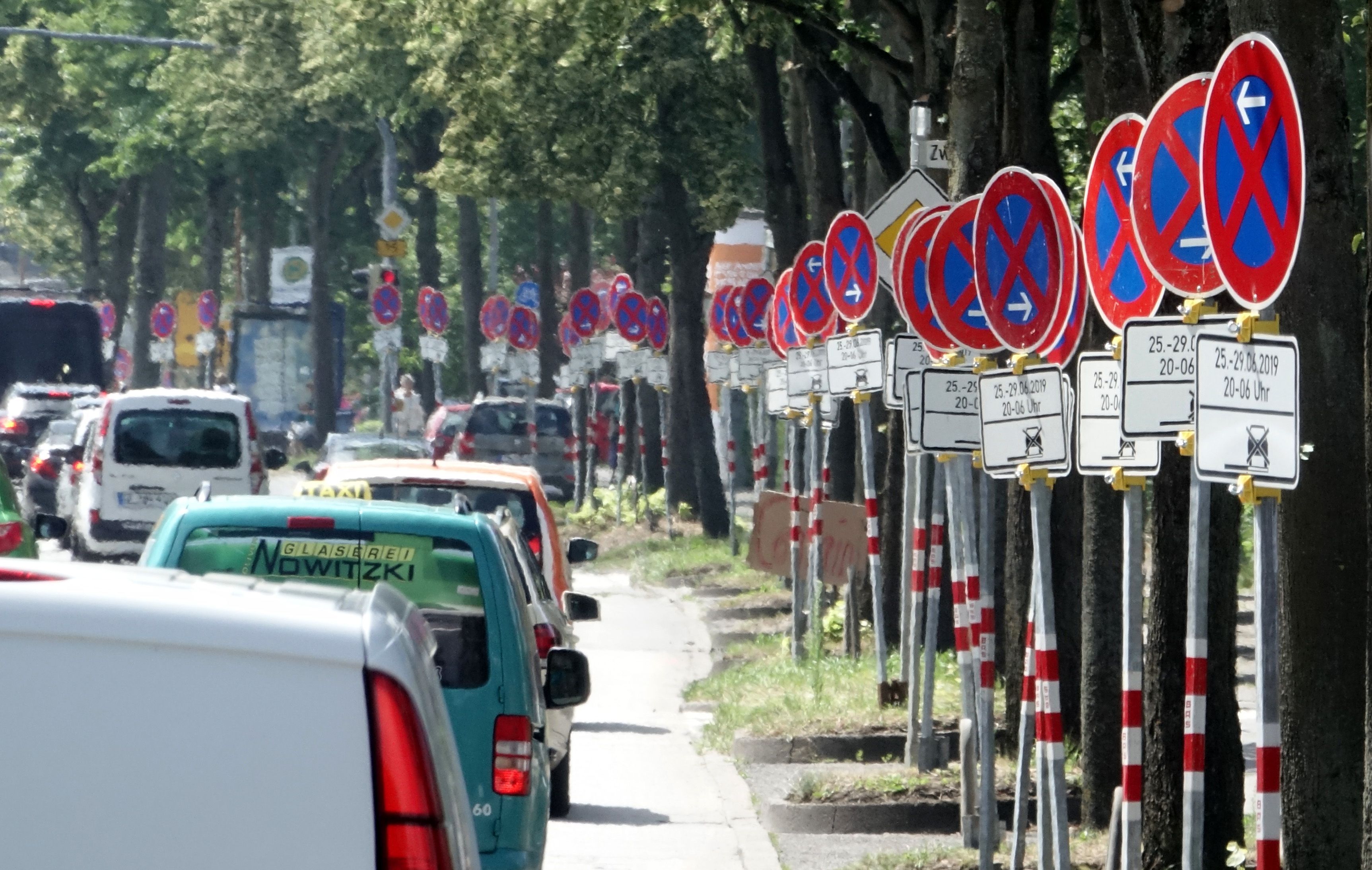 Das Symbolfoto aus dem Archiv zeigt eine ganze Reihe an Parkverbotschildern.