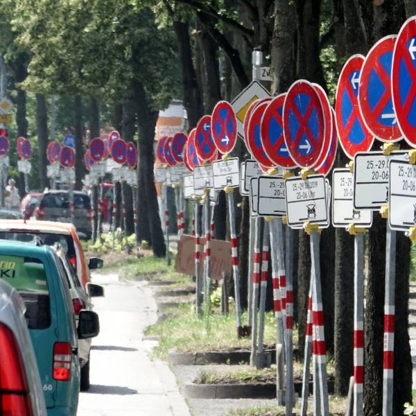 Das Symbolfoto aus dem Archiv zeigt eine ganze Reihe an Parkverbotschildern.