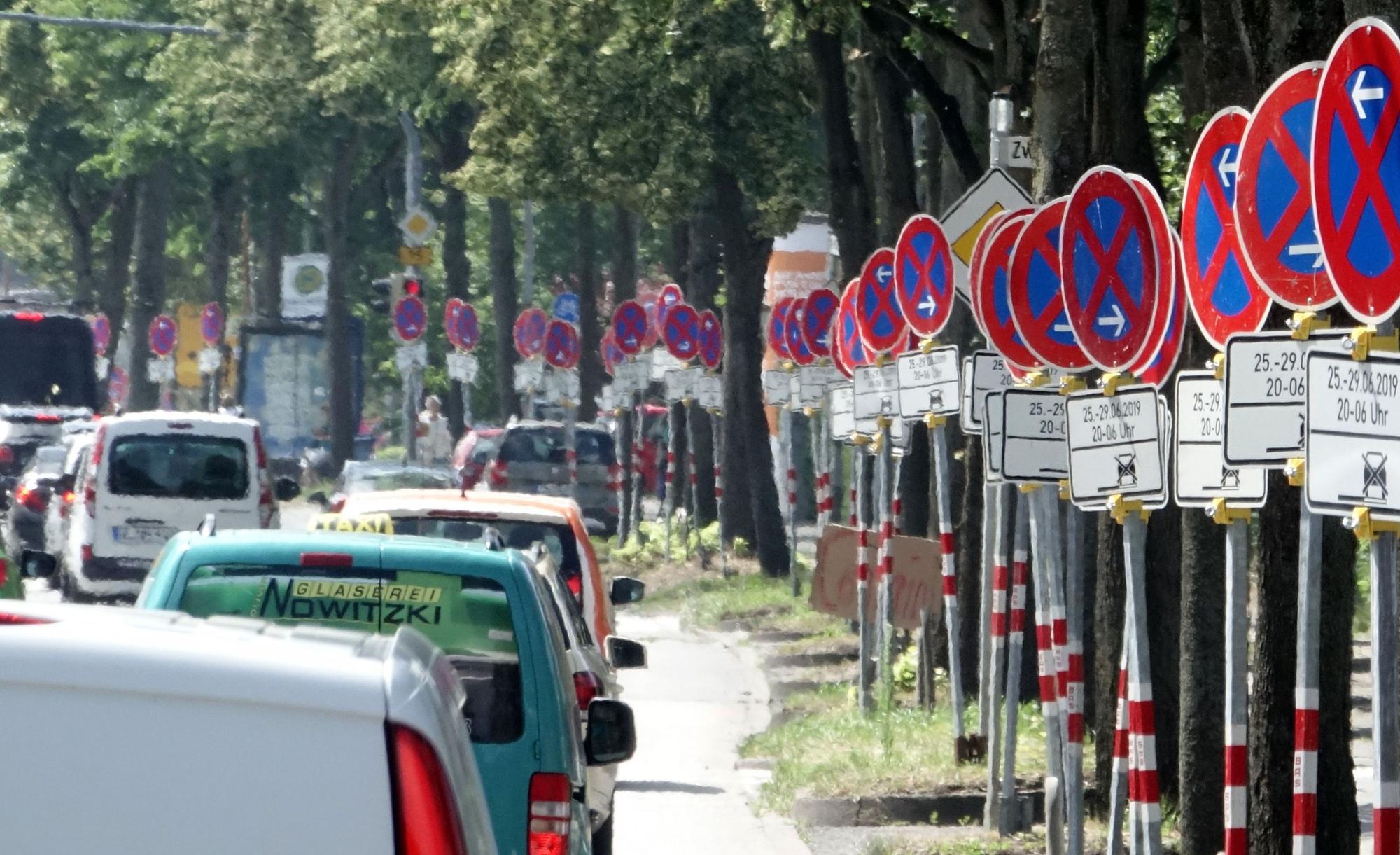 Das Symbolfoto aus dem Archiv zeigt eine ganze Reihe an Parkverbotschildern.