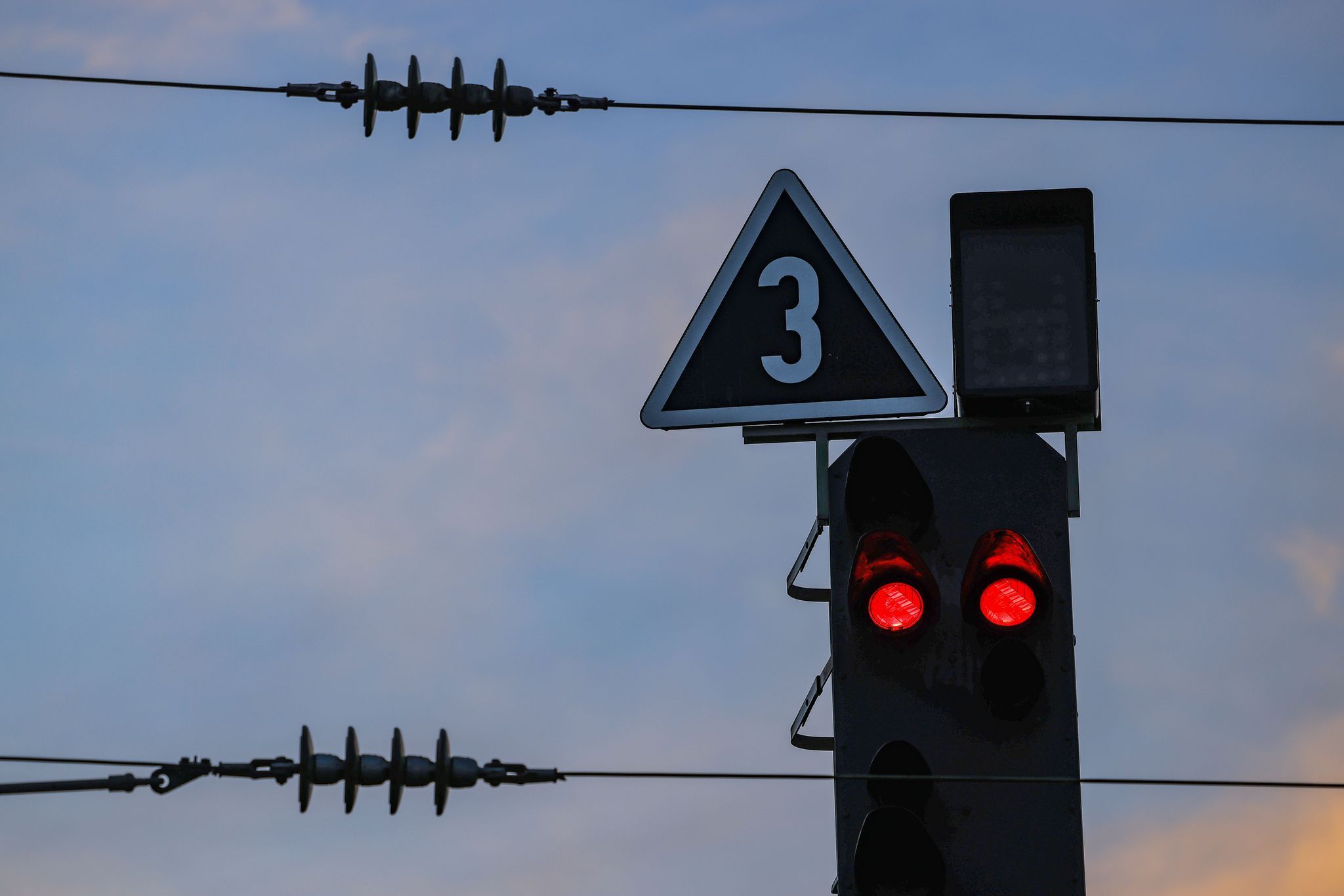 Ein Signal steht auf Rot. (Symbolbild)