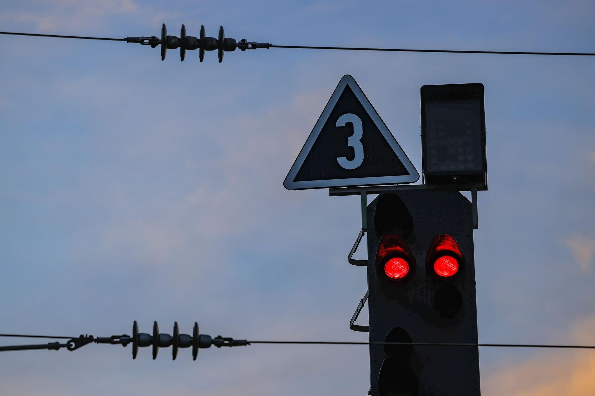Ein Signal steht auf Rot. (Symbolbild)