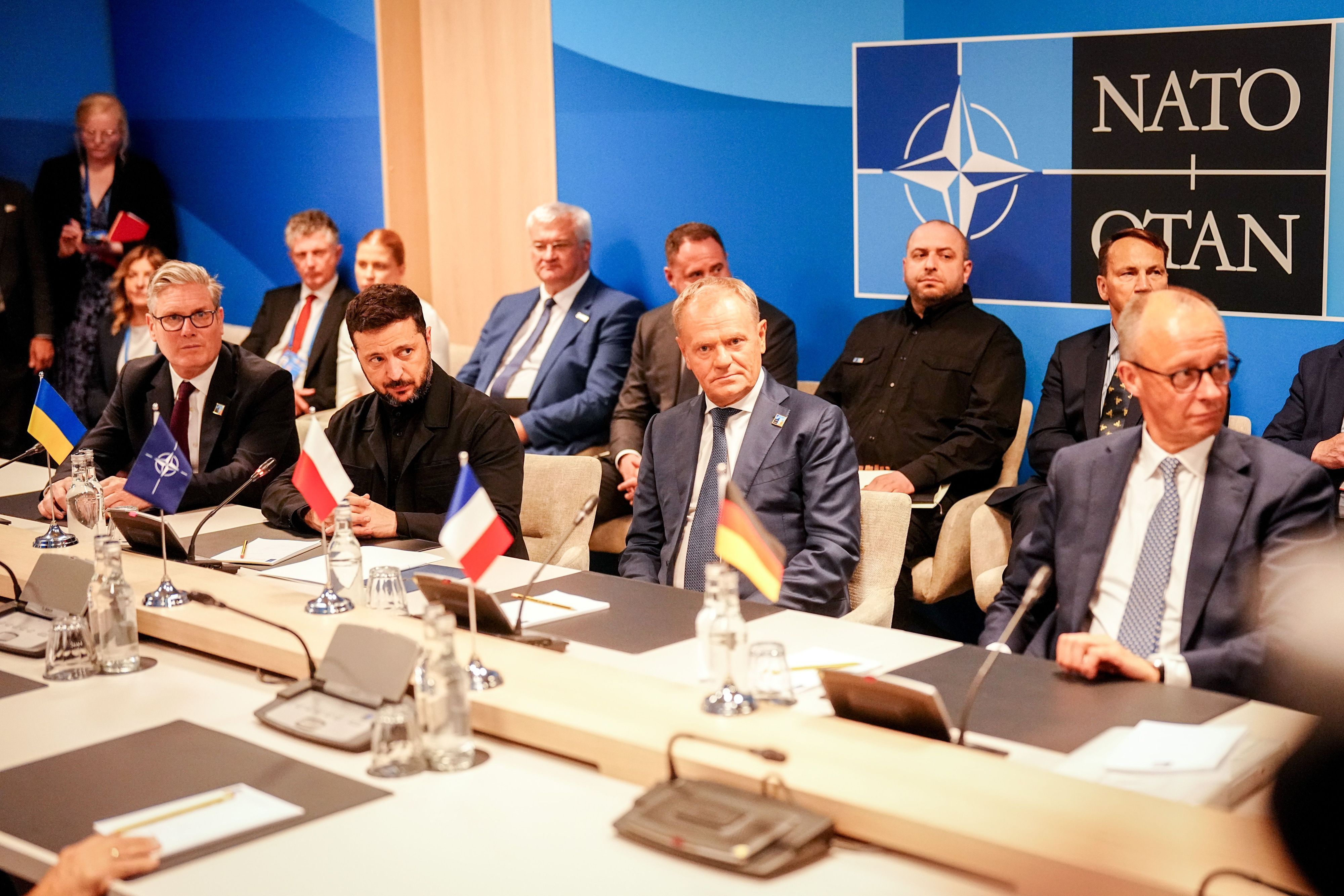 Keir Starmer (l-r), ehemaliger Premierminister von Großbritannien, Wolodymyr Selenskyj, Präsident der Ukraine, Donald Tusk, Ministerpräsident von Polen, und Bundeskanzler Friedrich Merz (CDU) beim sogenannten E5-Treffen am Rande des Nato-Gipfels im Juni 2026.