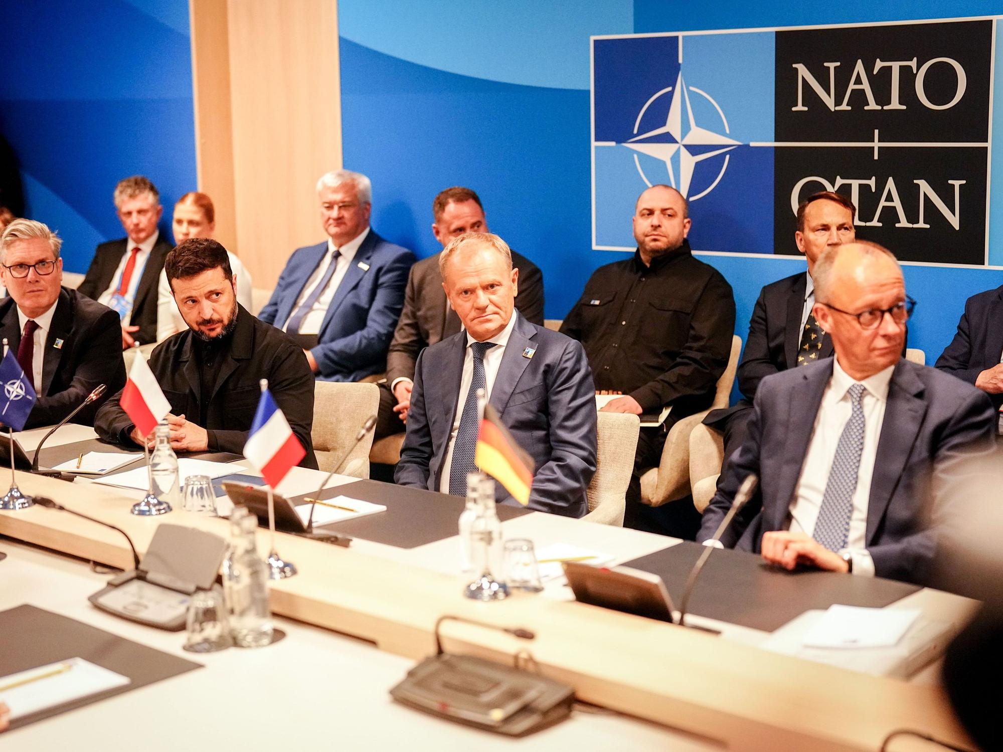 Keir Starmer (l-r), ehemaliger Premierminister von Großbritannien, Wolodymyr Selenskyj, Präsident der Ukraine, Donald Tusk, Ministerpräsident von Polen, und Bundeskanzler Friedrich Merz (CDU) beim sogenannten E5-Treffen am Rande des Nato-Gipfels im Juni 2026.
