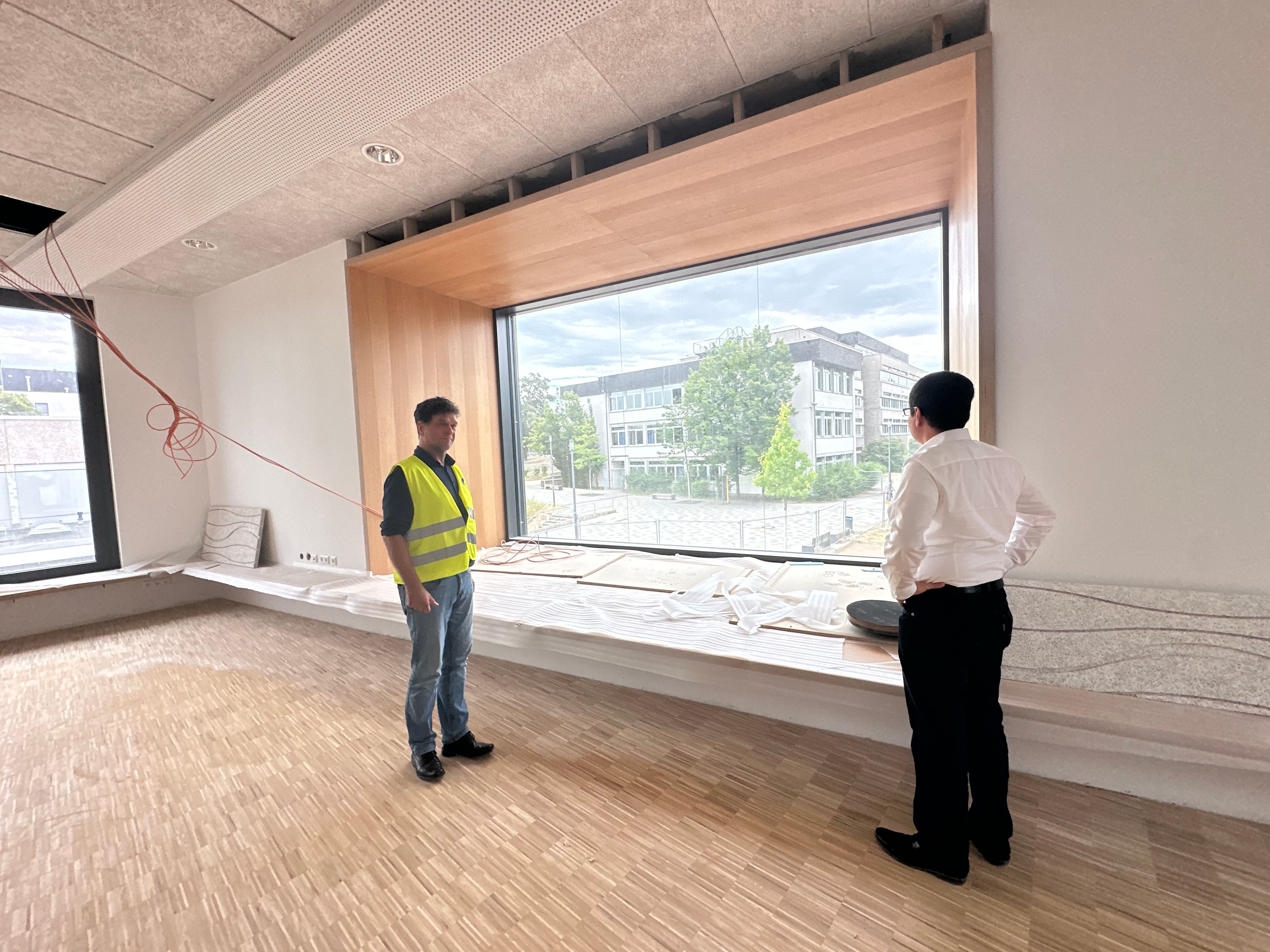 Blick von Neubau auf den Altbau des Rhein-Sieg-Gymnasiums. Der städtische Projektleiter Wolf Kamprath (l.) und Bürgermeister Max Leitterstorf im Klassenzimmer für moderne Sprachen.