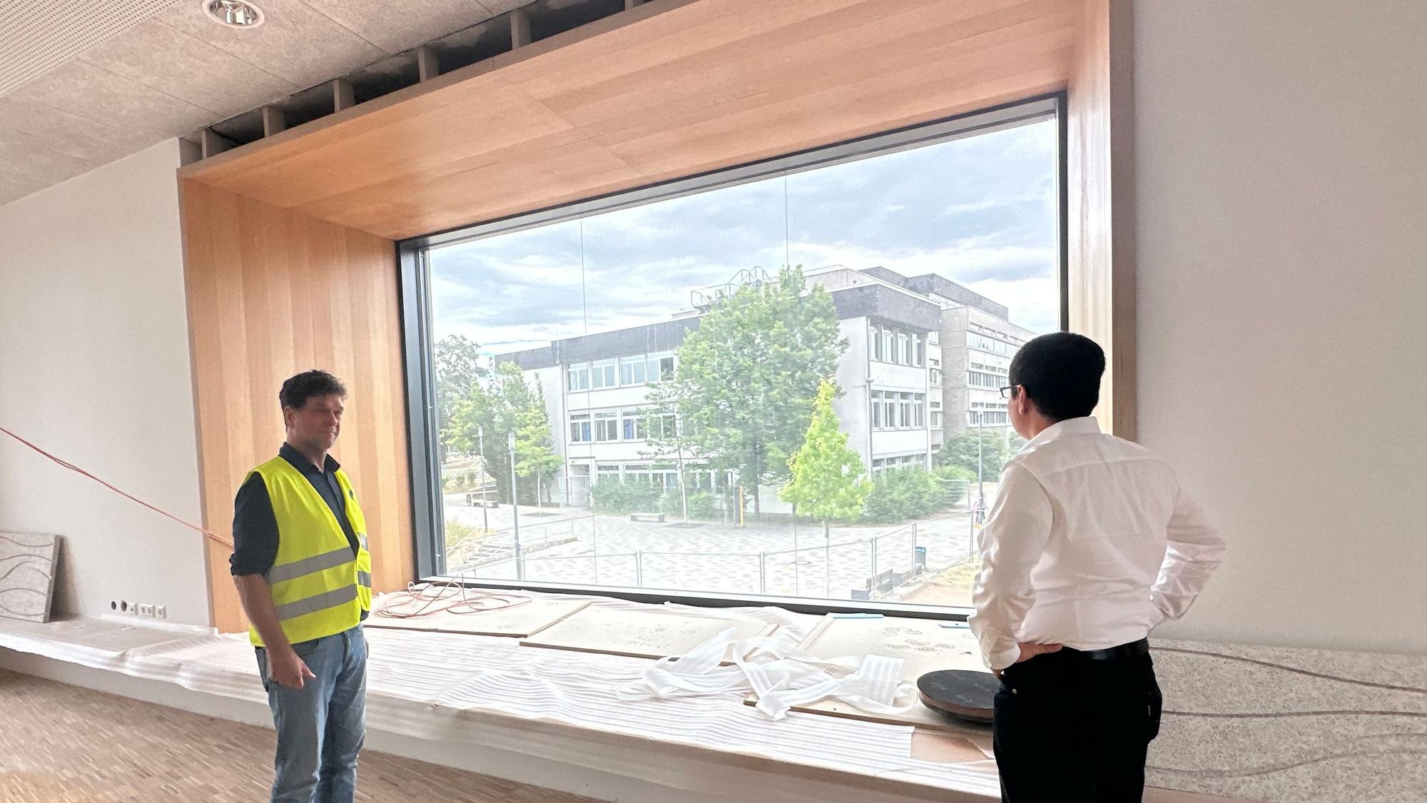 Blick von Neubau auf den Altbau des Rhein-Sieg-Gymnasiums. Der städtische Projektleiter Wolf Kamprath (l.) und Bürgermeister Max Leitterstorf im Klassenzimmer für moderne Sprachen.