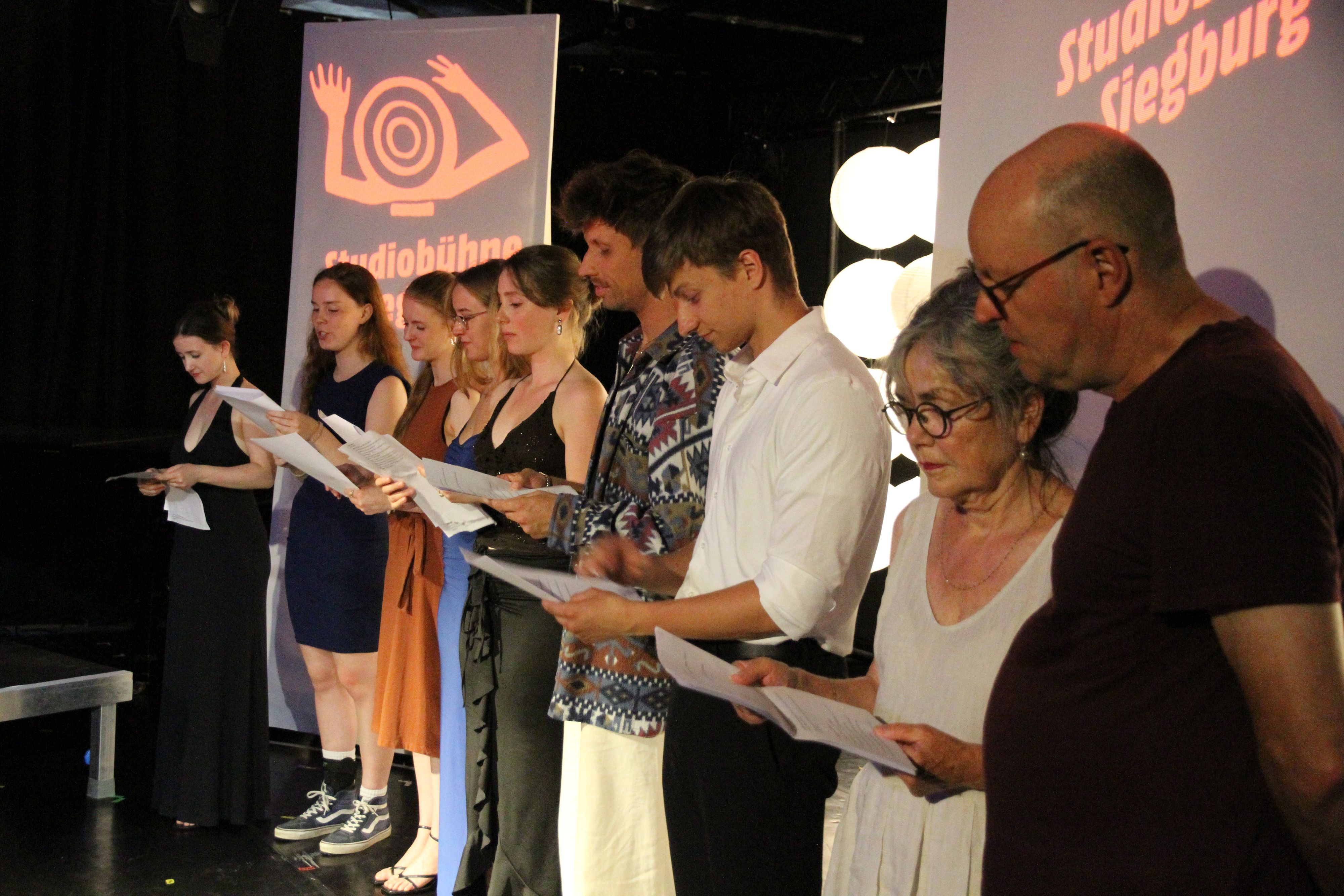Auch Einträge aus dem Gästebuch des Theaterschatzes standen auf dem Programm.