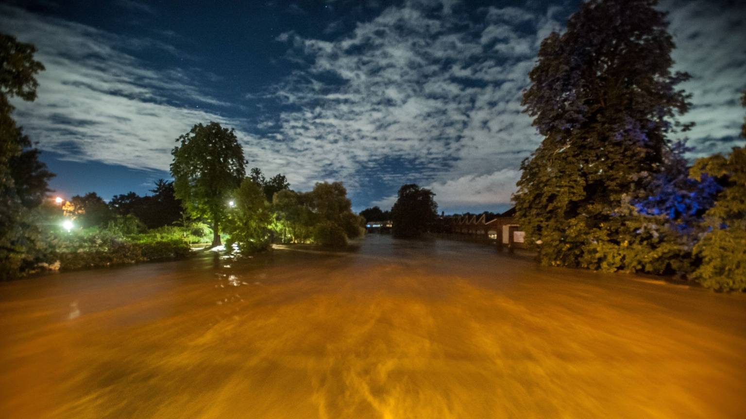 Die Wupper, 17. Juli 2021, morgens 2.40 Uhr, Hochwasser-Höchststand , von der Brücke Düsseldorfer Straße flussabwärts fotografiert. Eine braune, nach Öl und Chemie stinkende Flut. Foto: Ralf Krieger