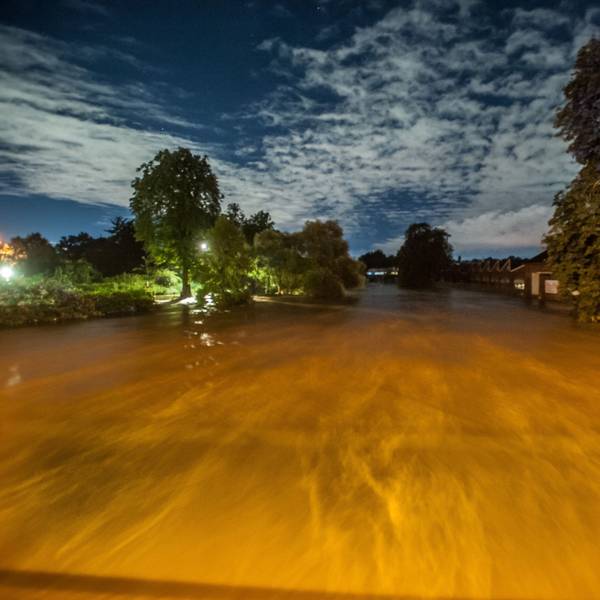 Die Wupper, 17. Juli 2021, morgens 2.40 Uhr, Hochwasser-Höchststand , von der Brücke Düsseldorfer Straße flussabwärts fotografiert. Eine braune, nach Öl und Chemie stinkende Flut. Foto: Ralf Krieger