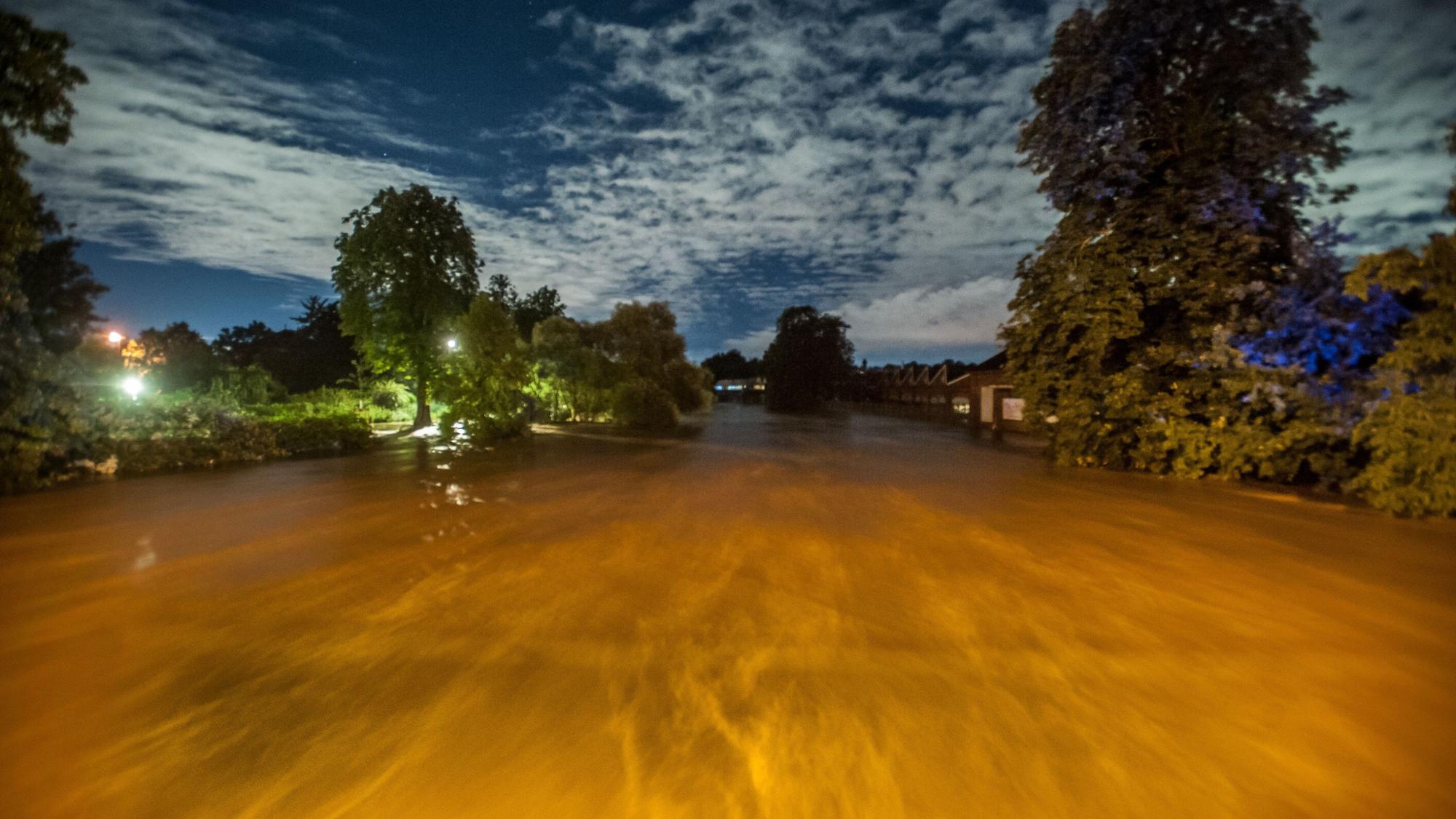Die Wupper, 17. Juli 2021, morgens 2.40 Uhr, Hochwasser-Höchststand, von der Brücke Düsseldorfer Straße flussabwärts fotografiert. Eine braune, nach Öl und Chemie stinkende Flut.