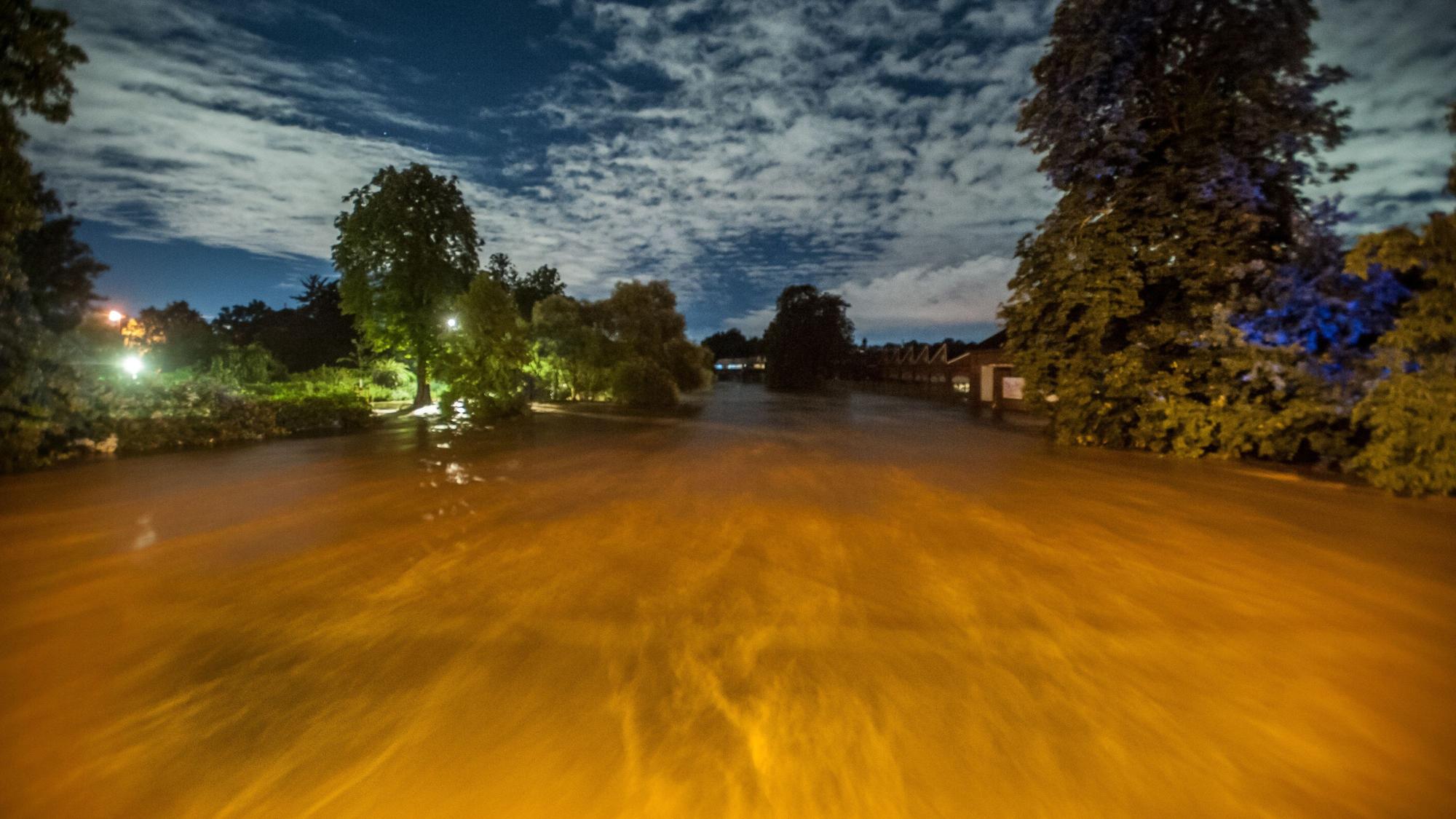 Die Wupper, 17. Juli 2021, morgens 2.40 Uhr, Hochwasser-Höchststand , von der Brücke Düsseldorfer Straße flussabwärts fotografiert. Eine braune, nach Öl und Chemie stinkende Flut. Foto: Ralf Krieger