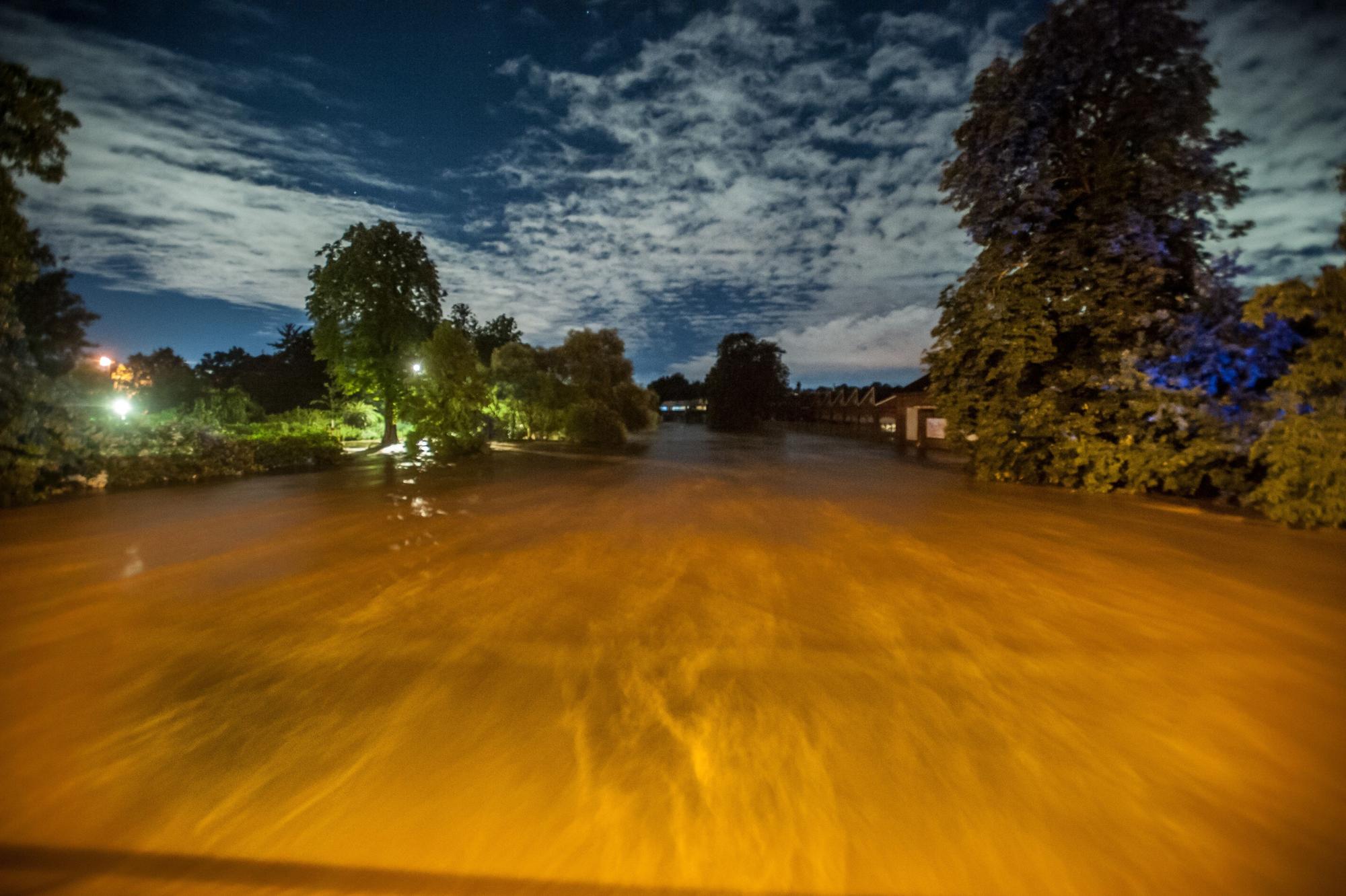 Die Wupper, 15. Juli 2021, morgens 2.40 Uhr, Hochwasser-Höchststand , von der Brücke Düsseldorfer Straße flussabwärts fotografiert. Eine braune, nach Öl und Chemie stinkende Flut.