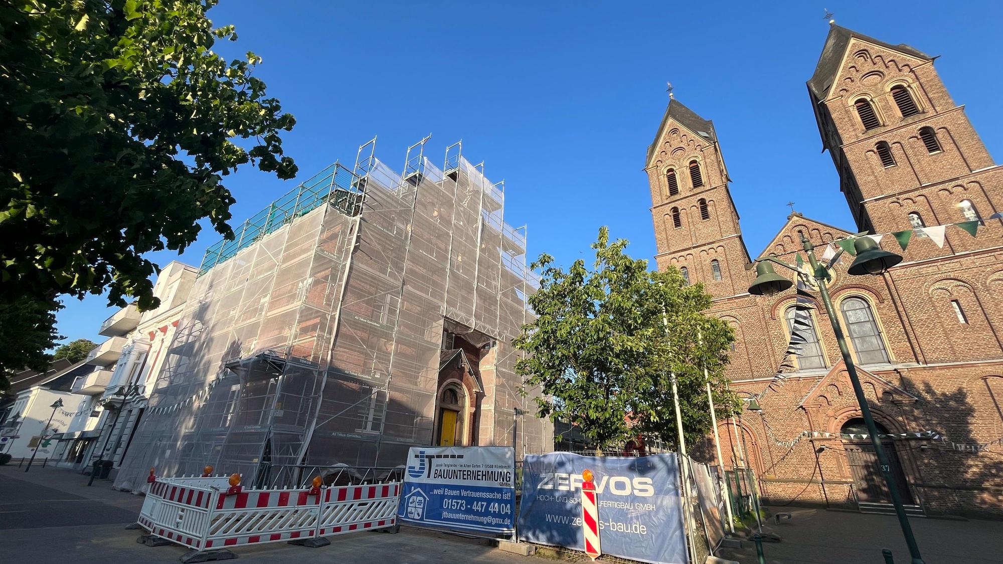 Das Schlebuscher Klösterchen ist unter einem Gerüst verschwunden.